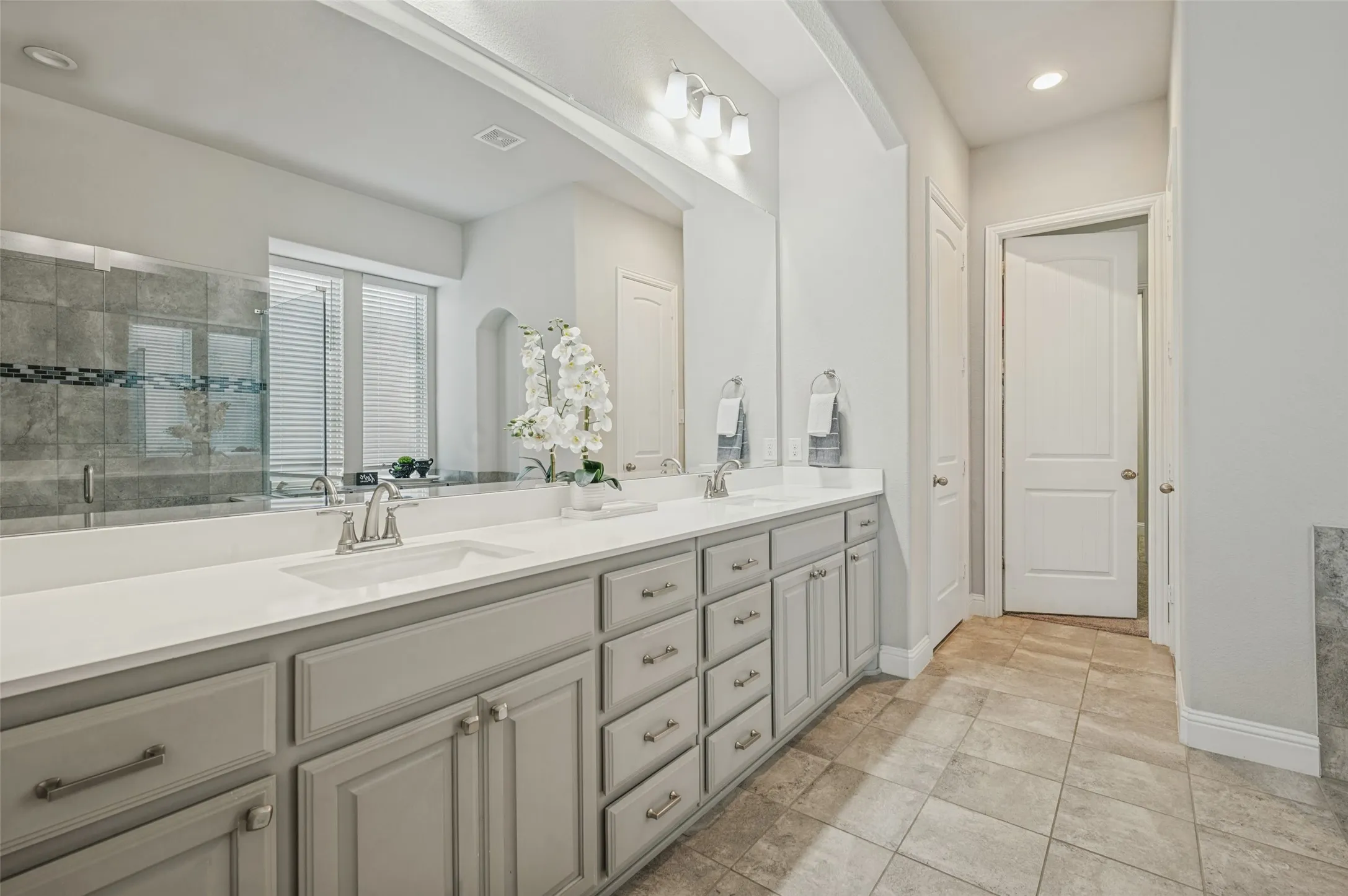 Single Family Residence For Sale in Ellis County , 1807 Mabry Court, Mansfield, Texas 76063, 4 Bedroom, 4 Bathroom, 3 Garage spaces, 3,156 Sqft, built in 2019, mls#21403905, Real Estate Agent in Mansfield, Homes For Sale in Ellis county, Homes For Sale in Mansfield, Realtor in Mansfield Texas, Real Estate Brokerage Independent Realty Texas, Luminita Cordes Realtor