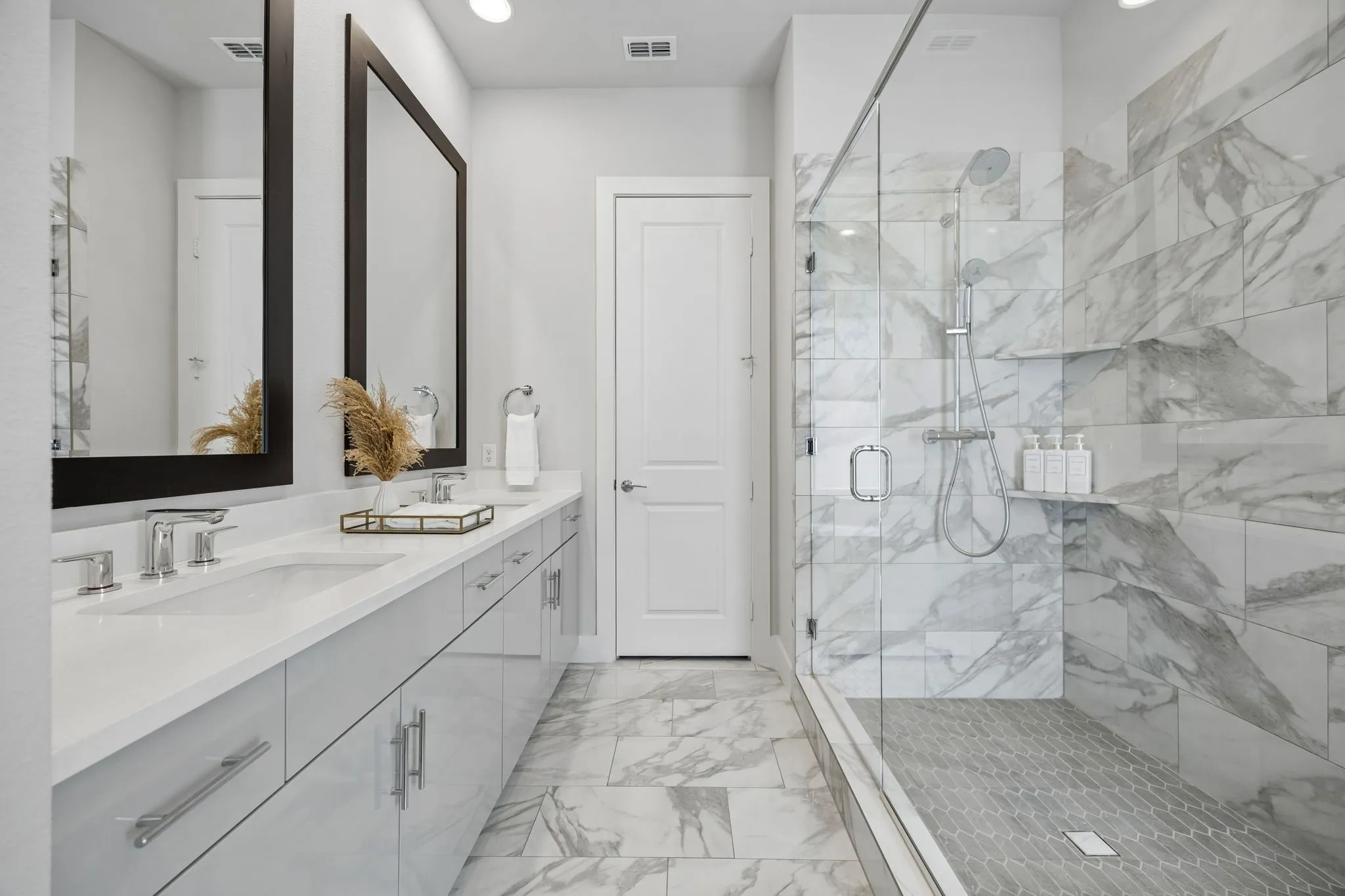 Primary En-Suite Includes Toilet Closet and Linen Closet