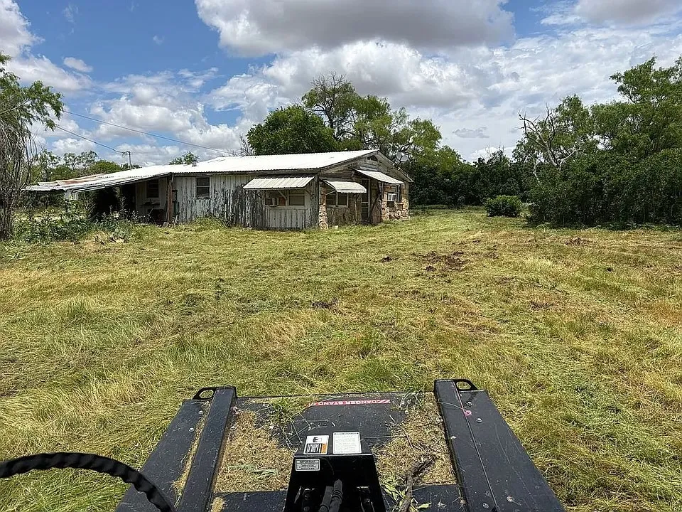 Single Family Residence For Sale in Jones County , 711 S Avenue E Avenue, Lueders, Texas 79533, 1 Bedroom, 1 Bathroom, Garage spaces, 1,600 Sqft, built in 1980, mls#21407381, Real Estate Agent in Lueders, Homes For Sale in Jones county, Homes For Sale in Lueders, Realtor in Lueders Texas, Real Estate Brokerage Independent Realty Texas, Luminita Cordes Realtor