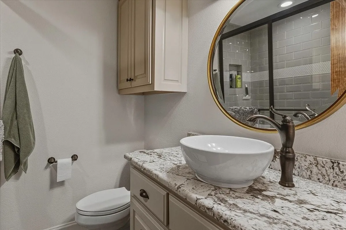 Hall bathroom is perfect