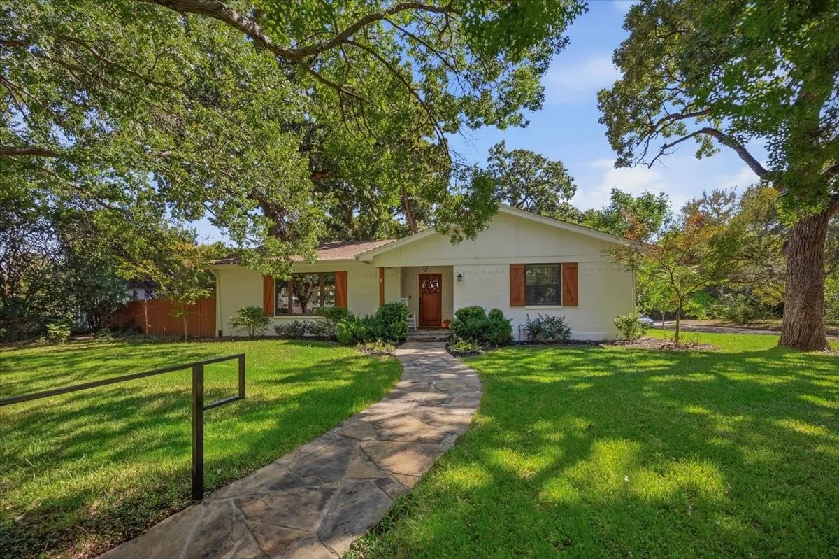 Single Family Residence For Sale in Tarrant County , 5317 Santa Marie Avenue, Fort Worth, Texas 76114, 3 Bedroom, 2 Bathroom, 2 Garage spaces, 2,368 Sqft, built in 1973, mls#21406236, Real Estate Agent in Fort Worth, Homes For Sale in Tarrant county, Homes For Sale in Fort Worth, Realtor in Fort Worth Texas, Real Estate Brokerage Independent Realty Texas, Luminita Cordes Realtor