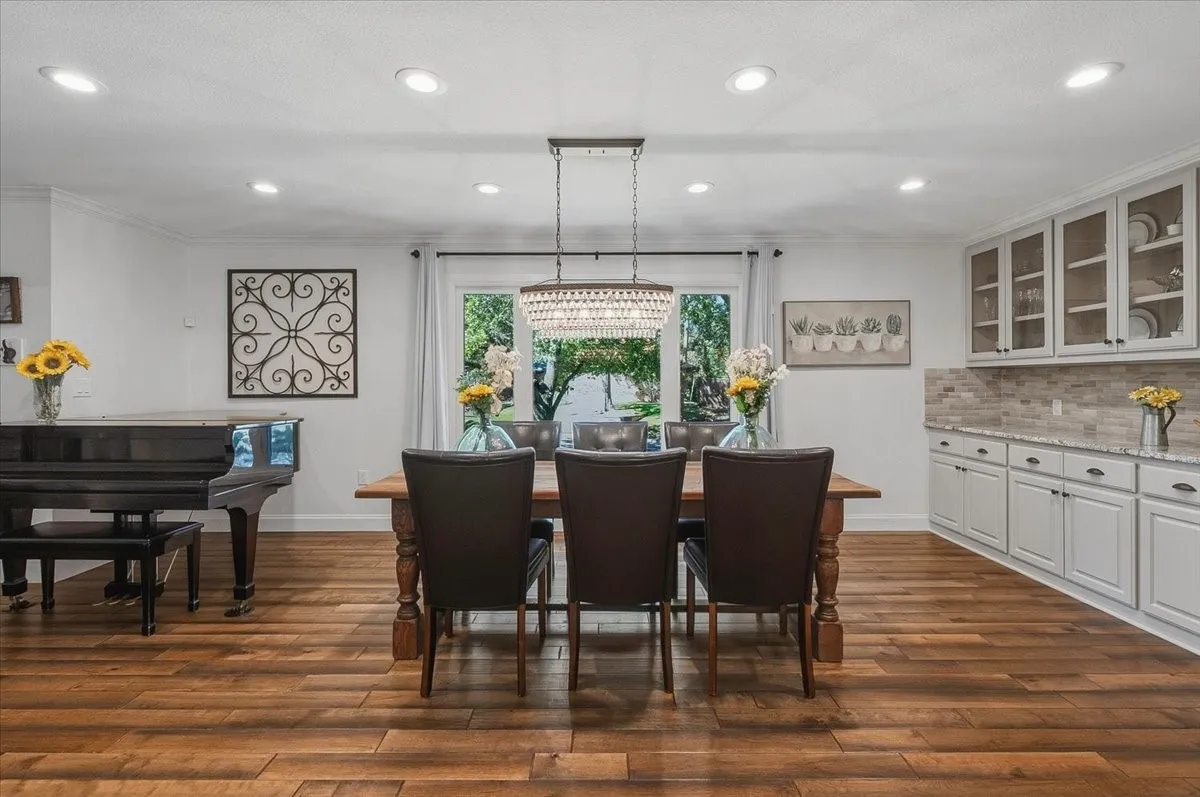 Room for everyone to eat and space for full sized piano.