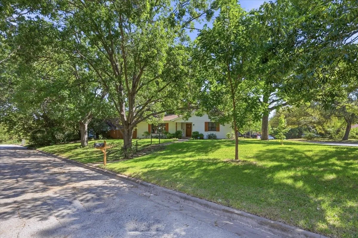Single Family Residence For Sale in Tarrant County , 5317 Santa Marie Avenue, Fort Worth, Texas 76114, 3 Bedroom, 2 Bathroom, 2 Garage spaces, 2,368 Sqft, built in 1973, mls#21406236, Real Estate Agent in Fort Worth, Homes For Sale in Tarrant county, Homes For Sale in Fort Worth, Realtor in Fort Worth Texas, Real Estate Brokerage Independent Realty Texas, Luminita Cordes Realtor