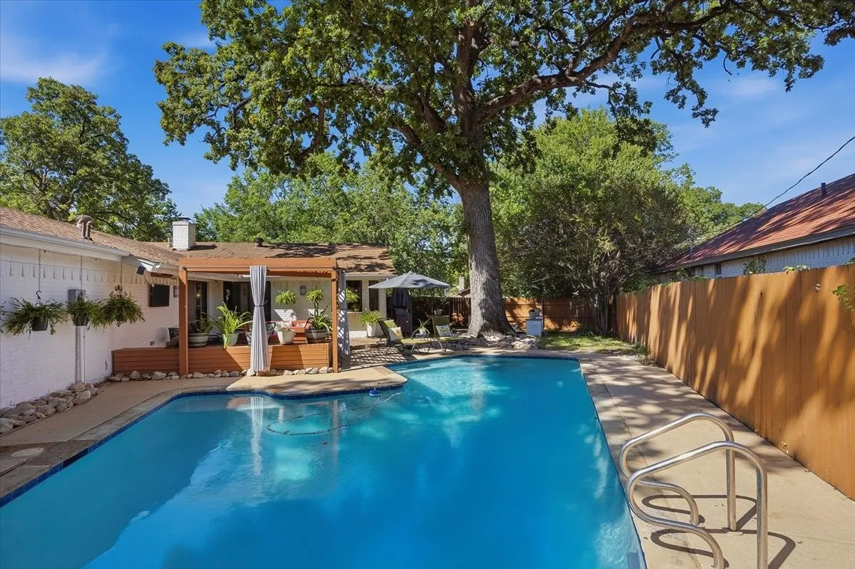 Single Family Residence For Sale in Tarrant County , 5317 Santa Marie Avenue, Fort Worth, Texas 76114, 3 Bedroom, 2 Bathroom, 2 Garage spaces, 2,368 Sqft, built in 1973, mls#21406236, Real Estate Agent in Fort Worth, Homes For Sale in Tarrant county, Homes For Sale in Fort Worth, Realtor in Fort Worth Texas, Real Estate Brokerage Independent Realty Texas, Luminita Cordes Realtor