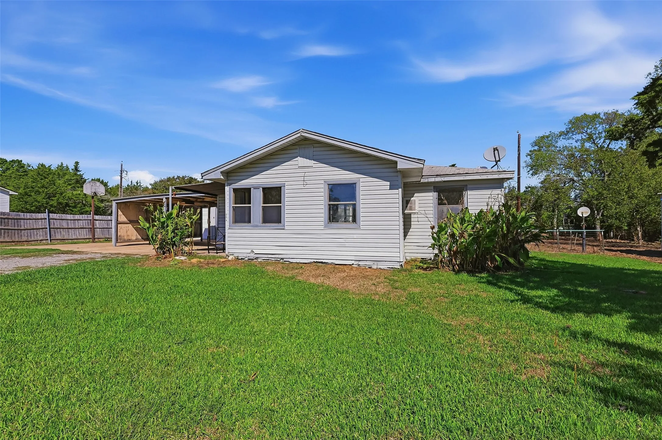 Single Family Residence For Sale in Grayson County , 113 Willow Drive, Pottsboro, Texas 75076, 2 Bedroom, 2 Bathroom, 2 Garage spaces, 894 Sqft, built in 1982, mls#21406877, Real Estate Agent in Pottsboro, Homes For Sale in Grayson county, Homes For Sale in Pottsboro, Realtor in Pottsboro Texas, Real Estate Brokerage Independent Realty Texas, Luminita Cordes Realtor