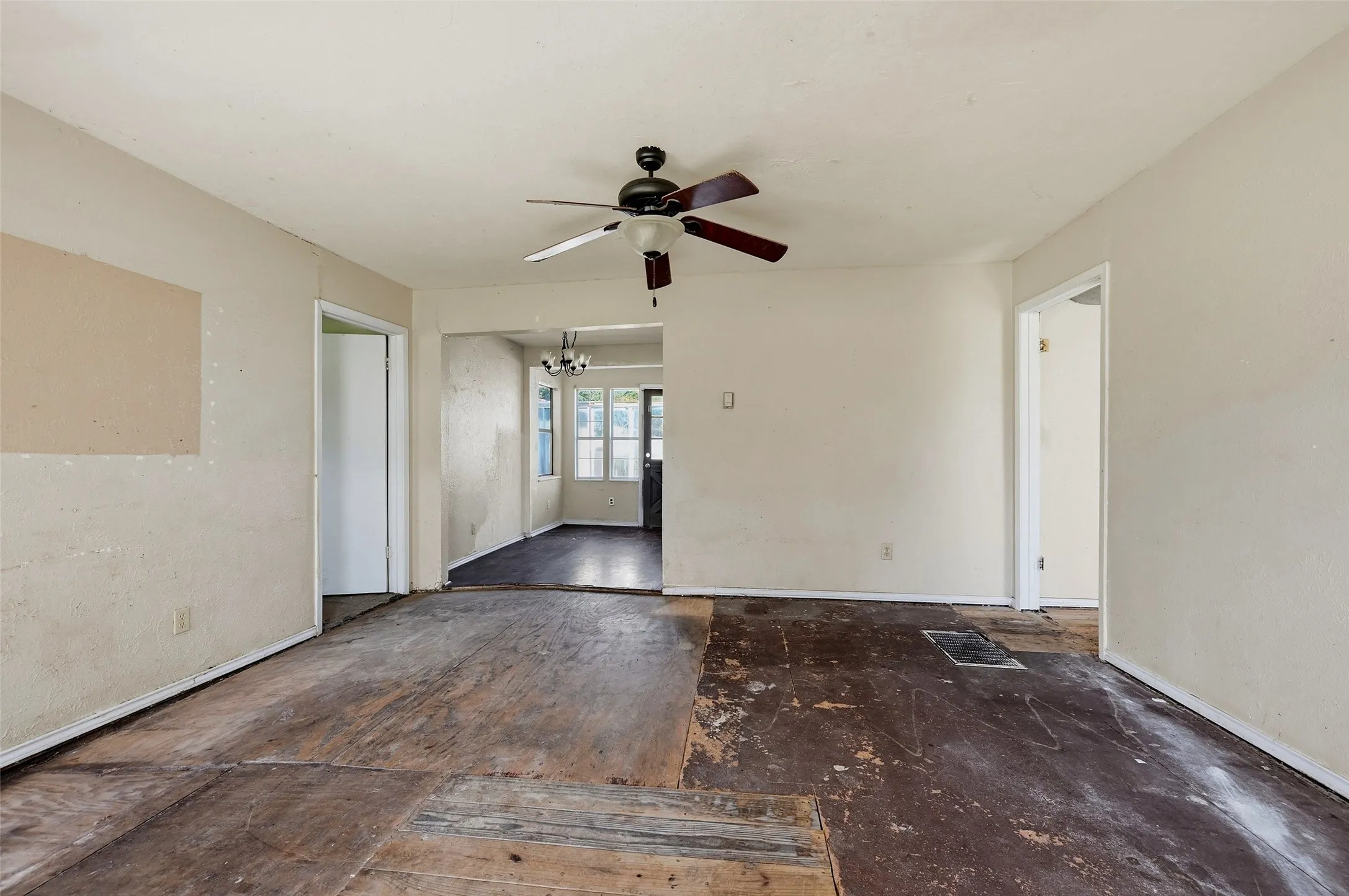 Single Family Residence For Sale in Grayson County , 113 Willow Drive, Pottsboro, Texas 75076, 2 Bedroom, 2 Bathroom, 2 Garage spaces, 894 Sqft, built in 1982, mls#21406877, Real Estate Agent in Pottsboro, Homes For Sale in Grayson county, Homes For Sale in Pottsboro, Realtor in Pottsboro Texas, Real Estate Brokerage Independent Realty Texas, Luminita Cordes Realtor