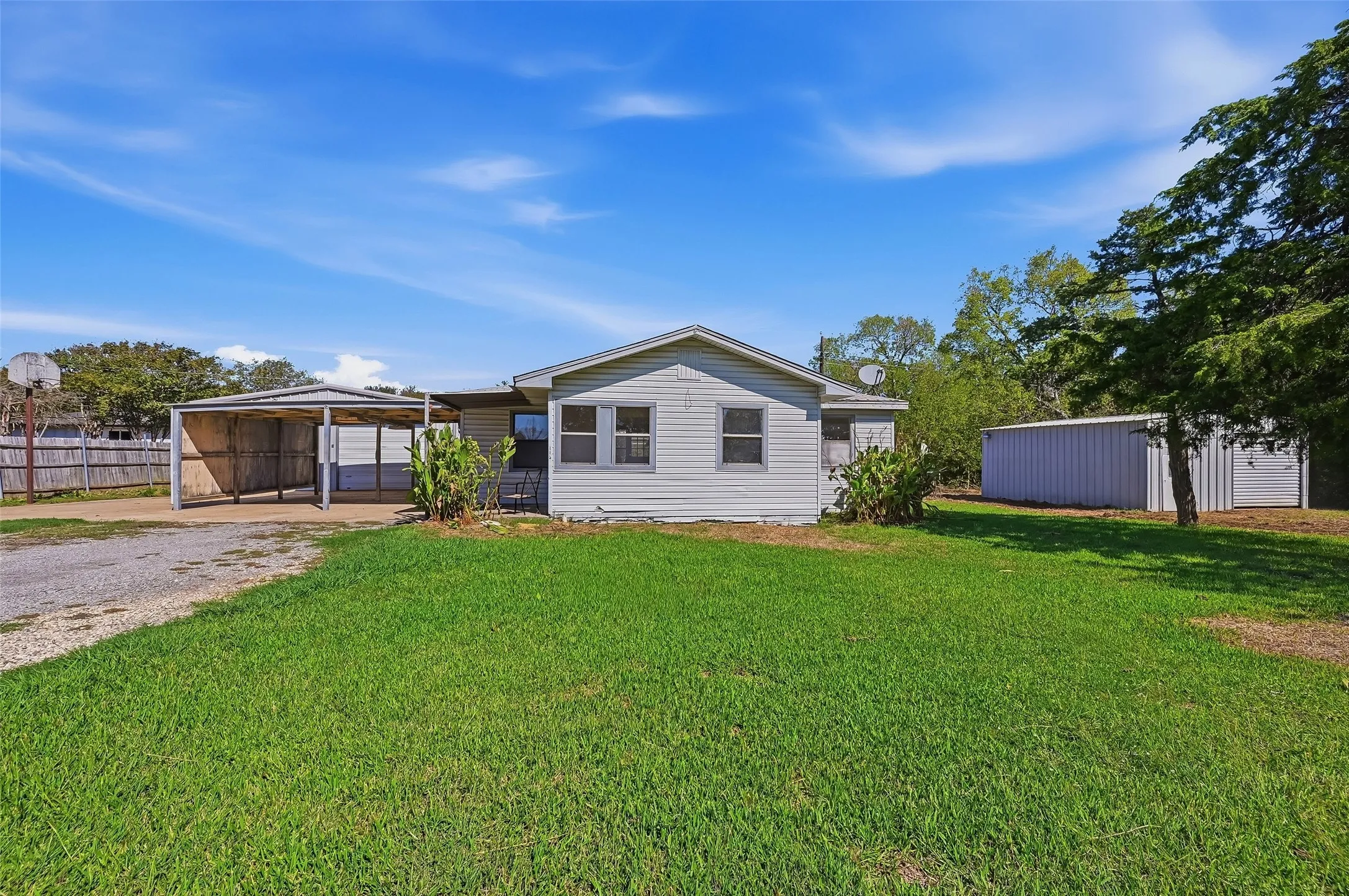 Single Family Residence For Sale in Grayson County , 113 Willow Drive, Pottsboro, Texas 75076, 2 Bedroom, 2 Bathroom, 2 Garage spaces, 894 Sqft, built in 1982, mls#21406877, Real Estate Agent in Pottsboro, Homes For Sale in Grayson county, Homes For Sale in Pottsboro, Realtor in Pottsboro Texas, Real Estate Brokerage Independent Realty Texas, Luminita Cordes Realtor