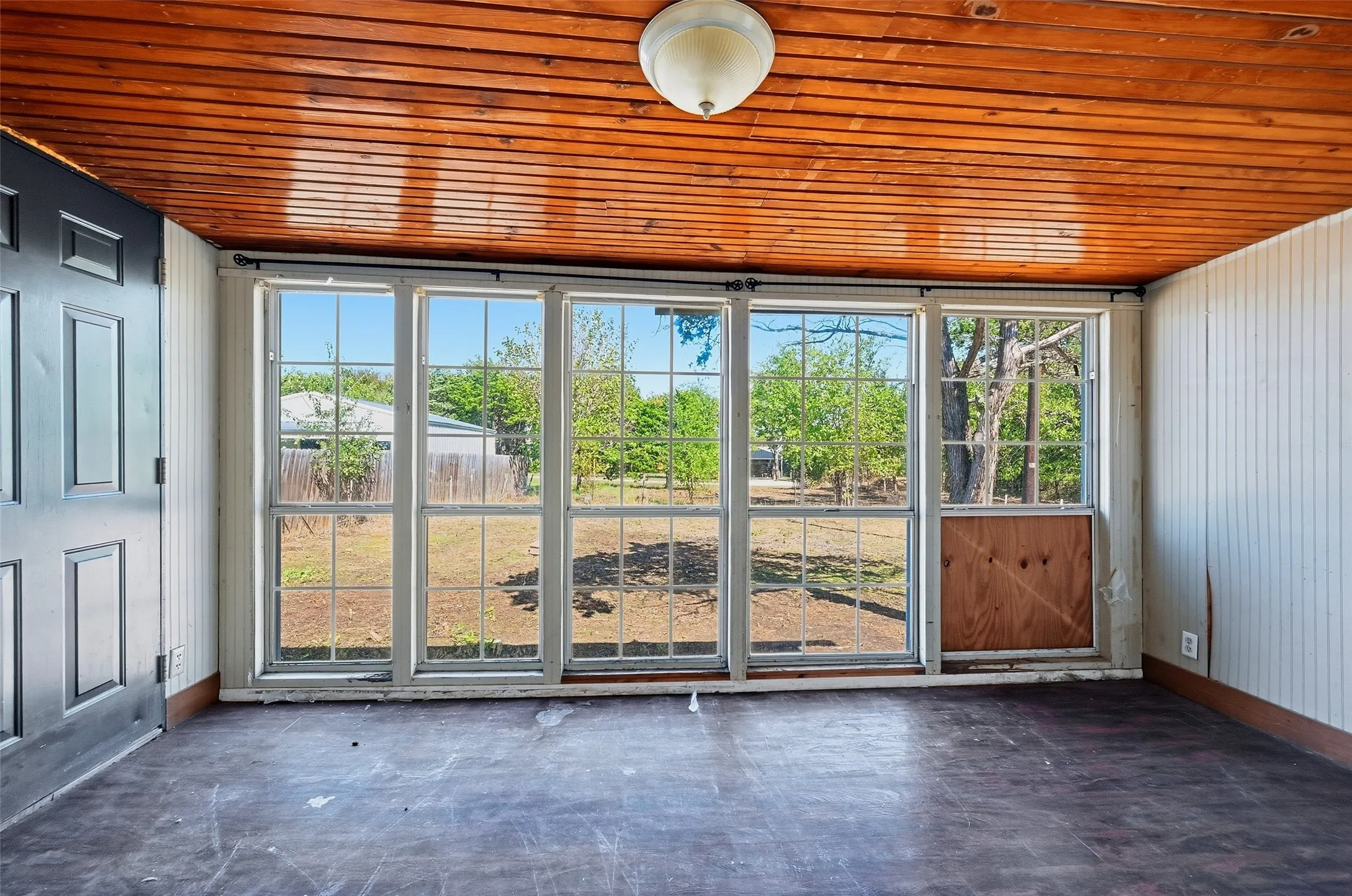 Single Family Residence For Sale in Grayson County , 113 Willow Drive, Pottsboro, Texas 75076, 2 Bedroom, 2 Bathroom, 2 Garage spaces, 894 Sqft, built in 1982, mls#21406877, Real Estate Agent in Pottsboro, Homes For Sale in Grayson county, Homes For Sale in Pottsboro, Realtor in Pottsboro Texas, Real Estate Brokerage Independent Realty Texas, Luminita Cordes Realtor