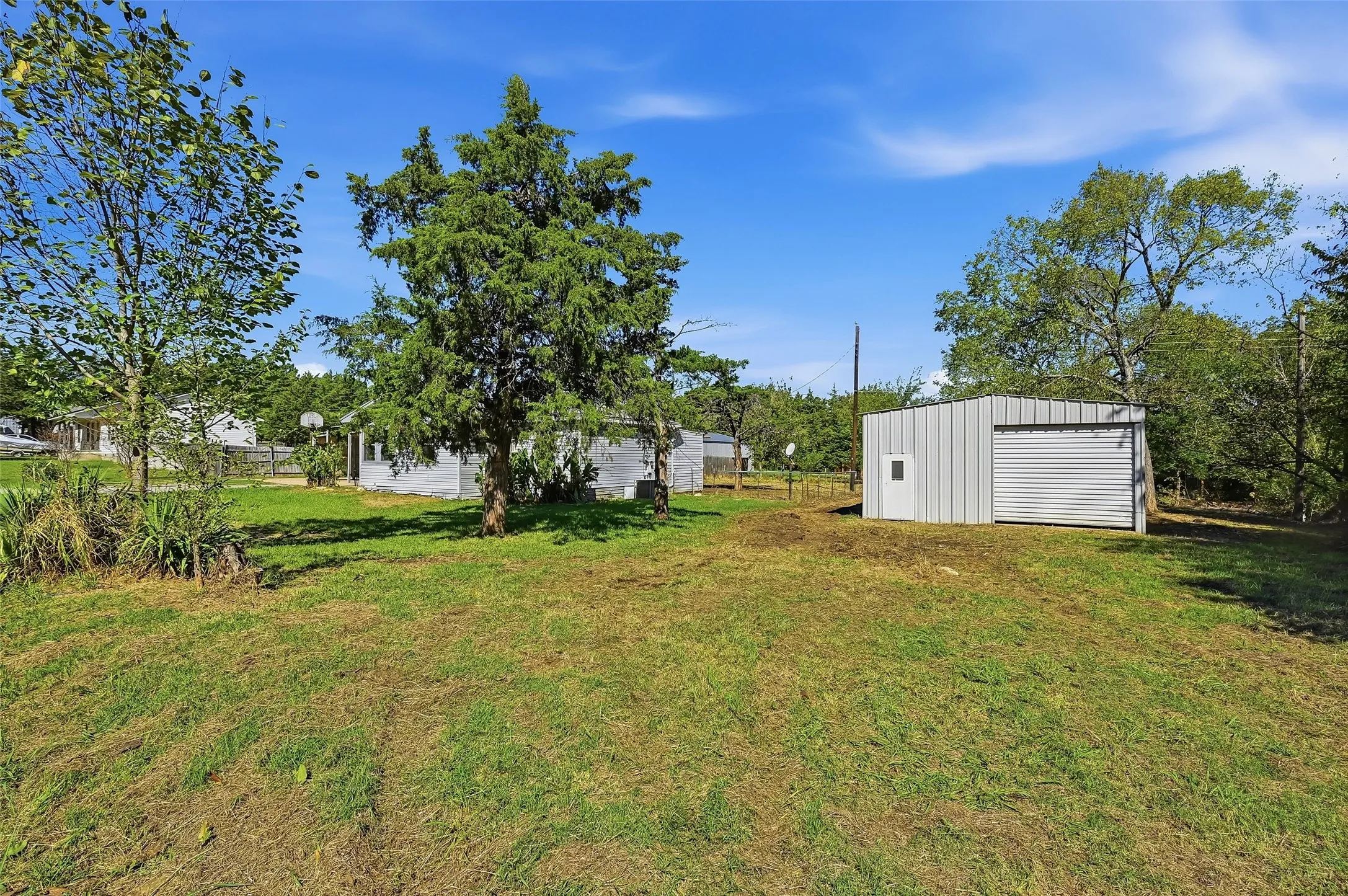 Single Family Residence For Sale in Grayson County , 113 Willow Drive, Pottsboro, Texas 75076, 2 Bedroom, 2 Bathroom, 2 Garage spaces, 894 Sqft, built in 1982, mls#21406877, Real Estate Agent in Pottsboro, Homes For Sale in Grayson county, Homes For Sale in Pottsboro, Realtor in Pottsboro Texas, Real Estate Brokerage Independent Realty Texas, Luminita Cordes Realtor