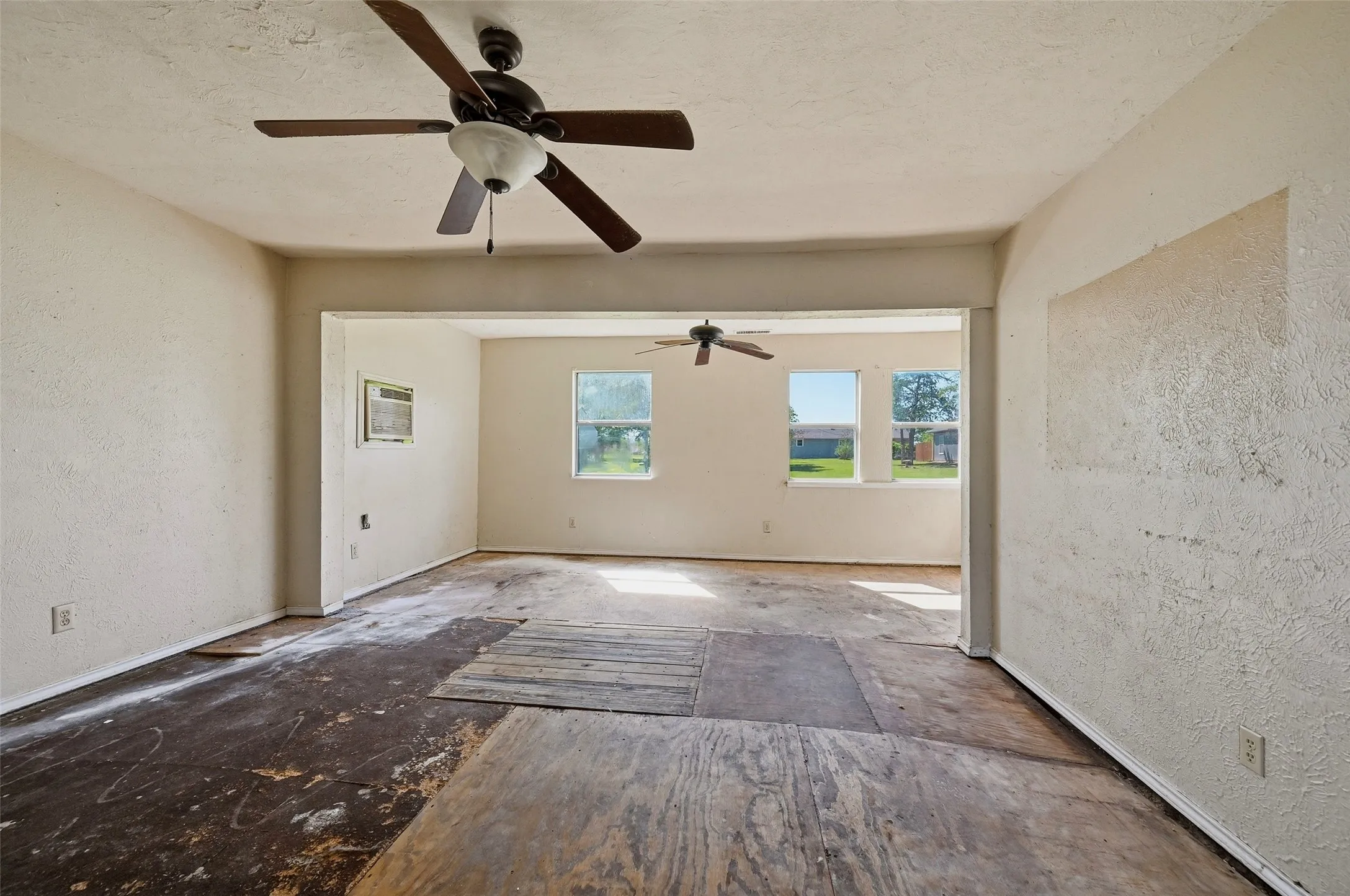 Single Family Residence For Sale in Grayson County , 113 Willow Drive, Pottsboro, Texas 75076, 2 Bedroom, 2 Bathroom, 2 Garage spaces, 894 Sqft, built in 1982, mls#21406877, Real Estate Agent in Pottsboro, Homes For Sale in Grayson county, Homes For Sale in Pottsboro, Realtor in Pottsboro Texas, Real Estate Brokerage Independent Realty Texas, Luminita Cordes Realtor