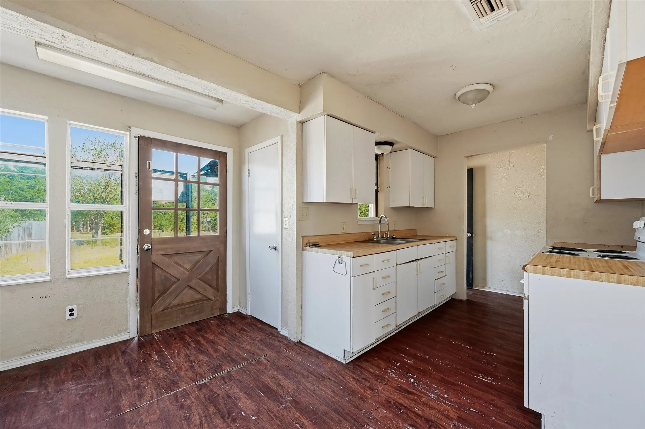 Single Family Residence For Sale in Grayson County , 113 Willow Drive, Pottsboro, Texas 75076, 2 Bedroom, 2 Bathroom, 2 Garage spaces, 894 Sqft, built in 1982, mls#21406877, Real Estate Agent in Pottsboro, Homes For Sale in Grayson county, Homes For Sale in Pottsboro, Realtor in Pottsboro Texas, Real Estate Brokerage Independent Realty Texas, Luminita Cordes Realtor