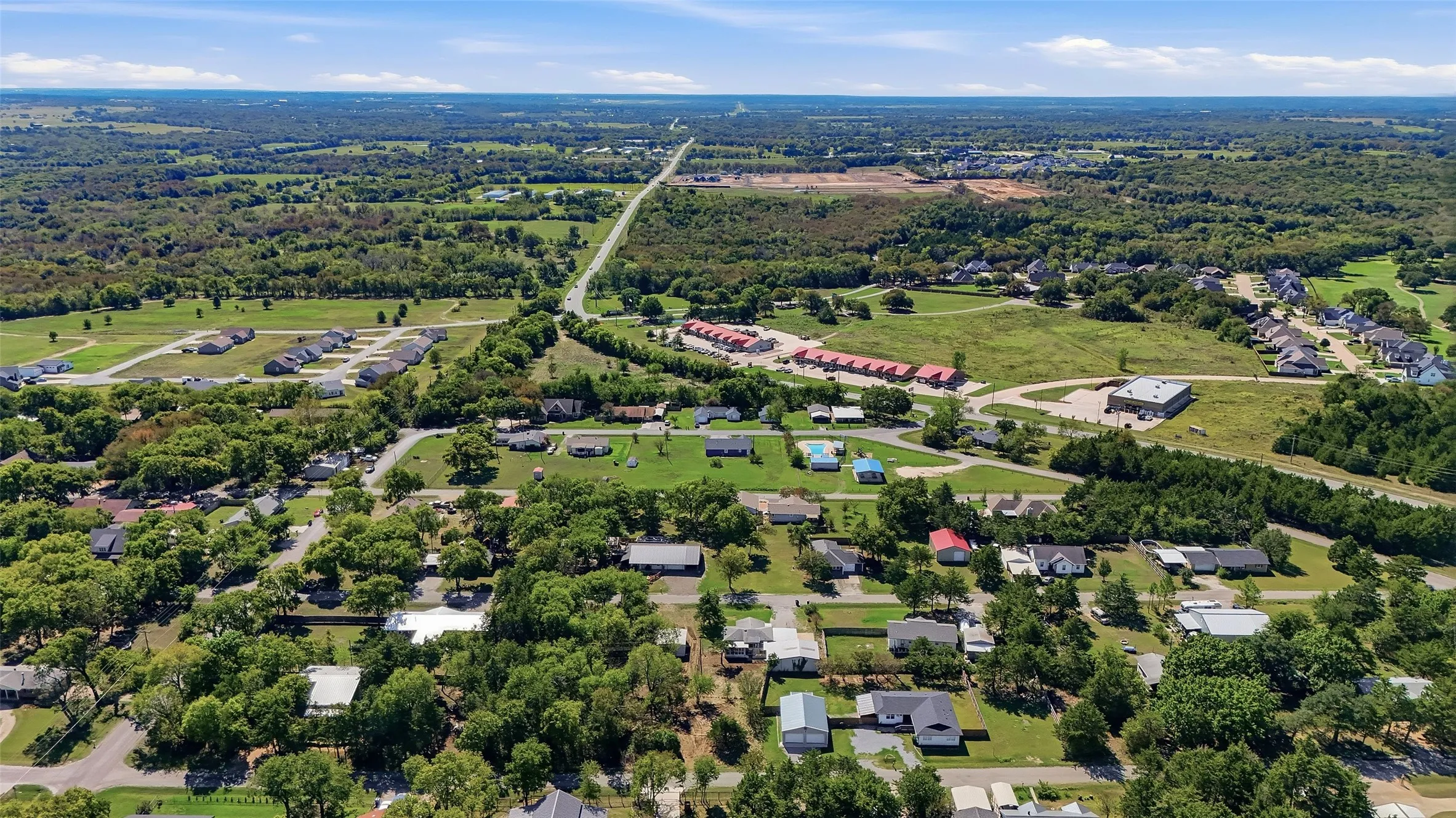 Single Family Residence For Sale in Grayson County , 113 Willow Drive, Pottsboro, Texas 75076, 2 Bedroom, 2 Bathroom, 2 Garage spaces, 894 Sqft, built in 1982, mls#21406877, Real Estate Agent in Pottsboro, Homes For Sale in Grayson county, Homes For Sale in Pottsboro, Realtor in Pottsboro Texas, Real Estate Brokerage Independent Realty Texas, Luminita Cordes Realtor