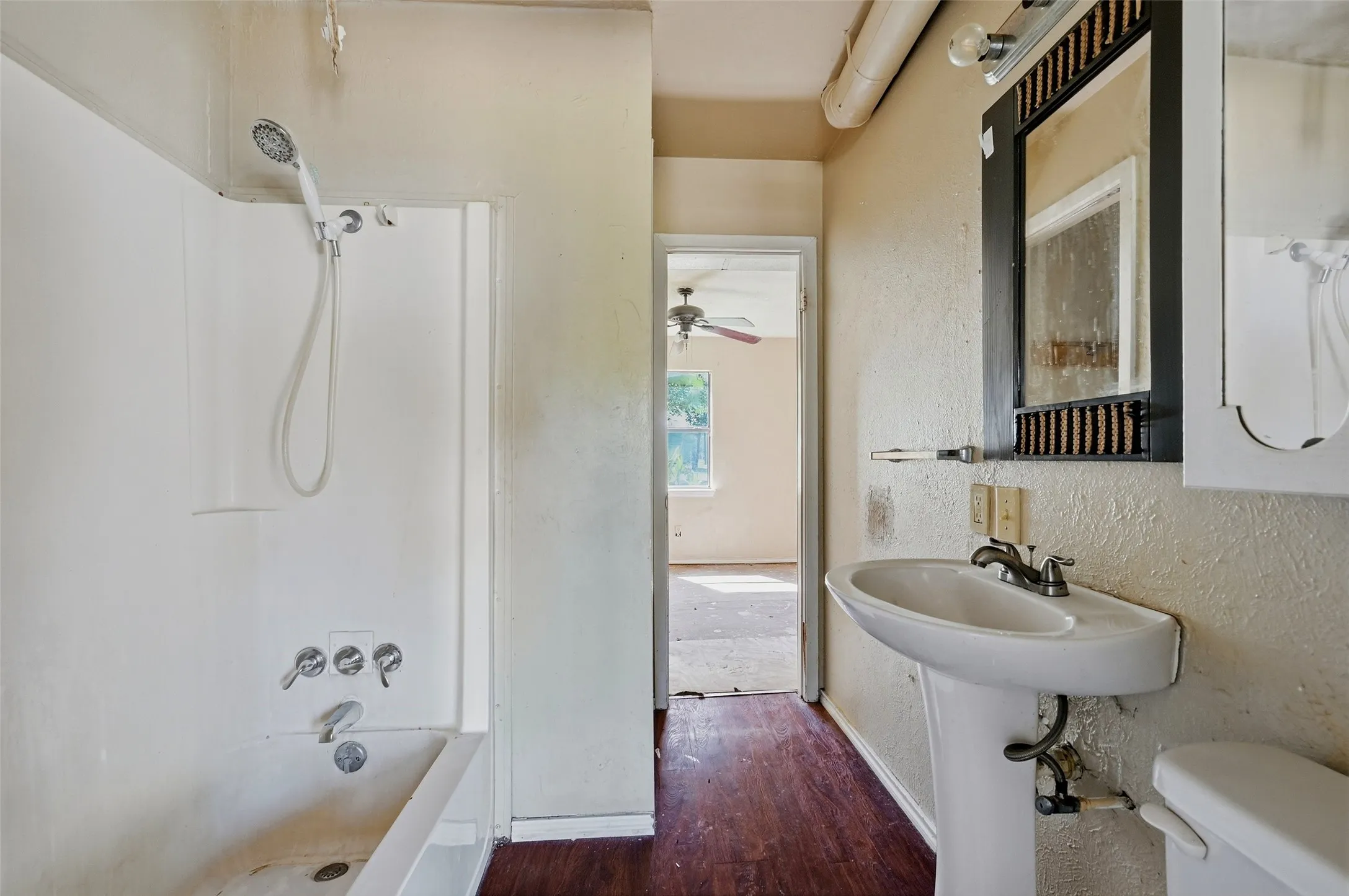 Single Family Residence For Sale in Grayson County , 113 Willow Drive, Pottsboro, Texas 75076, 2 Bedroom, 2 Bathroom, 2 Garage spaces, 894 Sqft, built in 1982, mls#21406877, Real Estate Agent in Pottsboro, Homes For Sale in Grayson county, Homes For Sale in Pottsboro, Realtor in Pottsboro Texas, Real Estate Brokerage Independent Realty Texas, Luminita Cordes Realtor