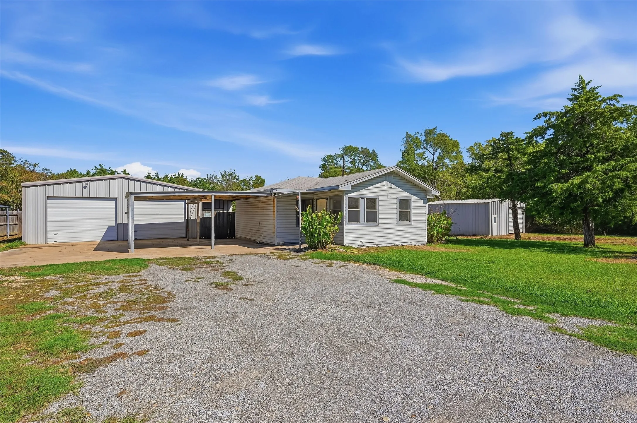 Single Family Residence For Sale in Grayson County , 113 Willow Drive, Pottsboro, Texas 75076, 2 Bedroom, 2 Bathroom, 2 Garage spaces, 894 Sqft, built in 1982, mls#21406877, Real Estate Agent in Pottsboro, Homes For Sale in Grayson county, Homes For Sale in Pottsboro, Realtor in Pottsboro Texas, Real Estate Brokerage Independent Realty Texas, Luminita Cordes Realtor