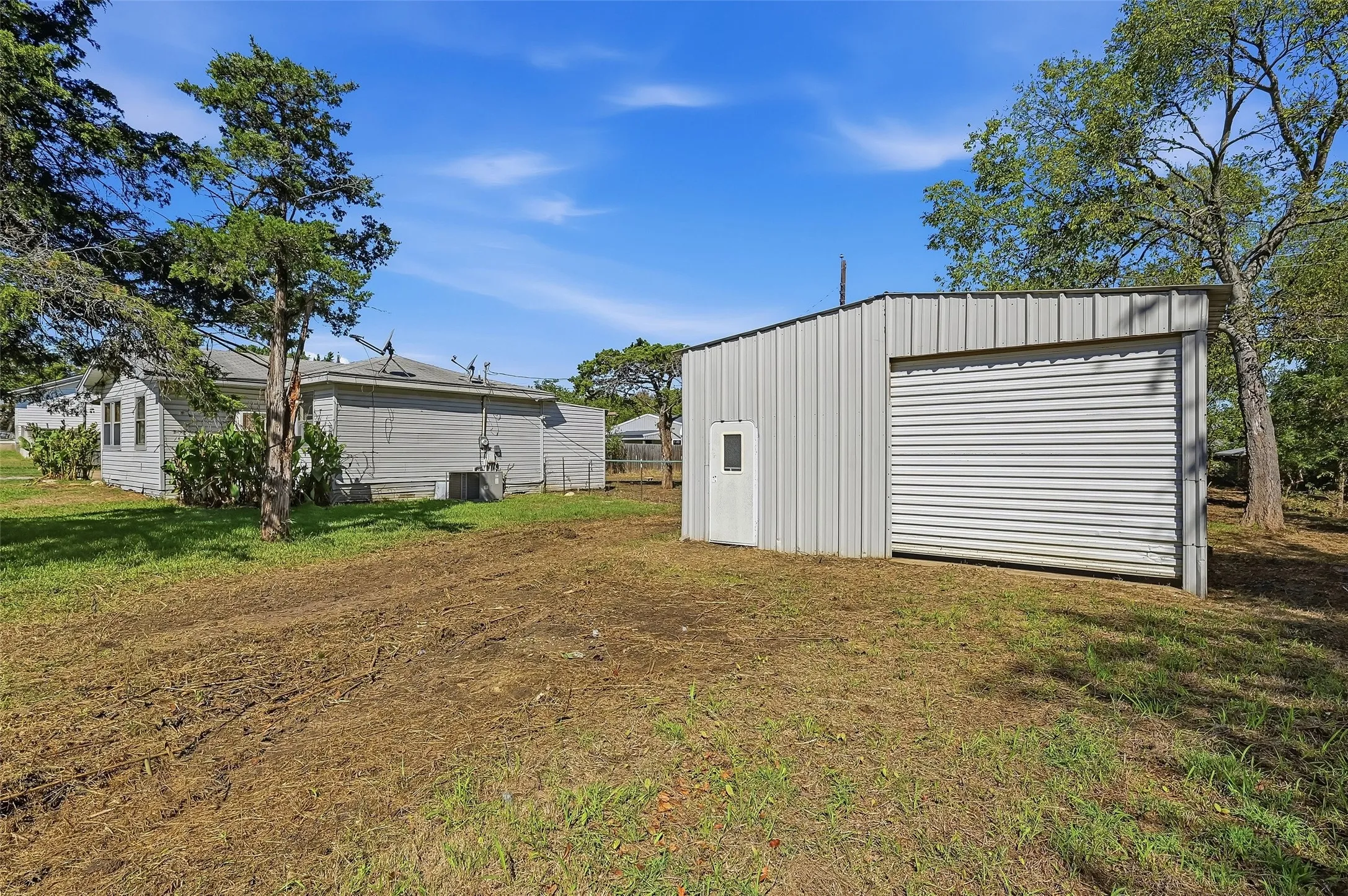 Single Family Residence For Sale in Grayson County , 113 Willow Drive, Pottsboro, Texas 75076, 2 Bedroom, 2 Bathroom, 2 Garage spaces, 894 Sqft, built in 1982, mls#21406877, Real Estate Agent in Pottsboro, Homes For Sale in Grayson county, Homes For Sale in Pottsboro, Realtor in Pottsboro Texas, Real Estate Brokerage Independent Realty Texas, Luminita Cordes Realtor