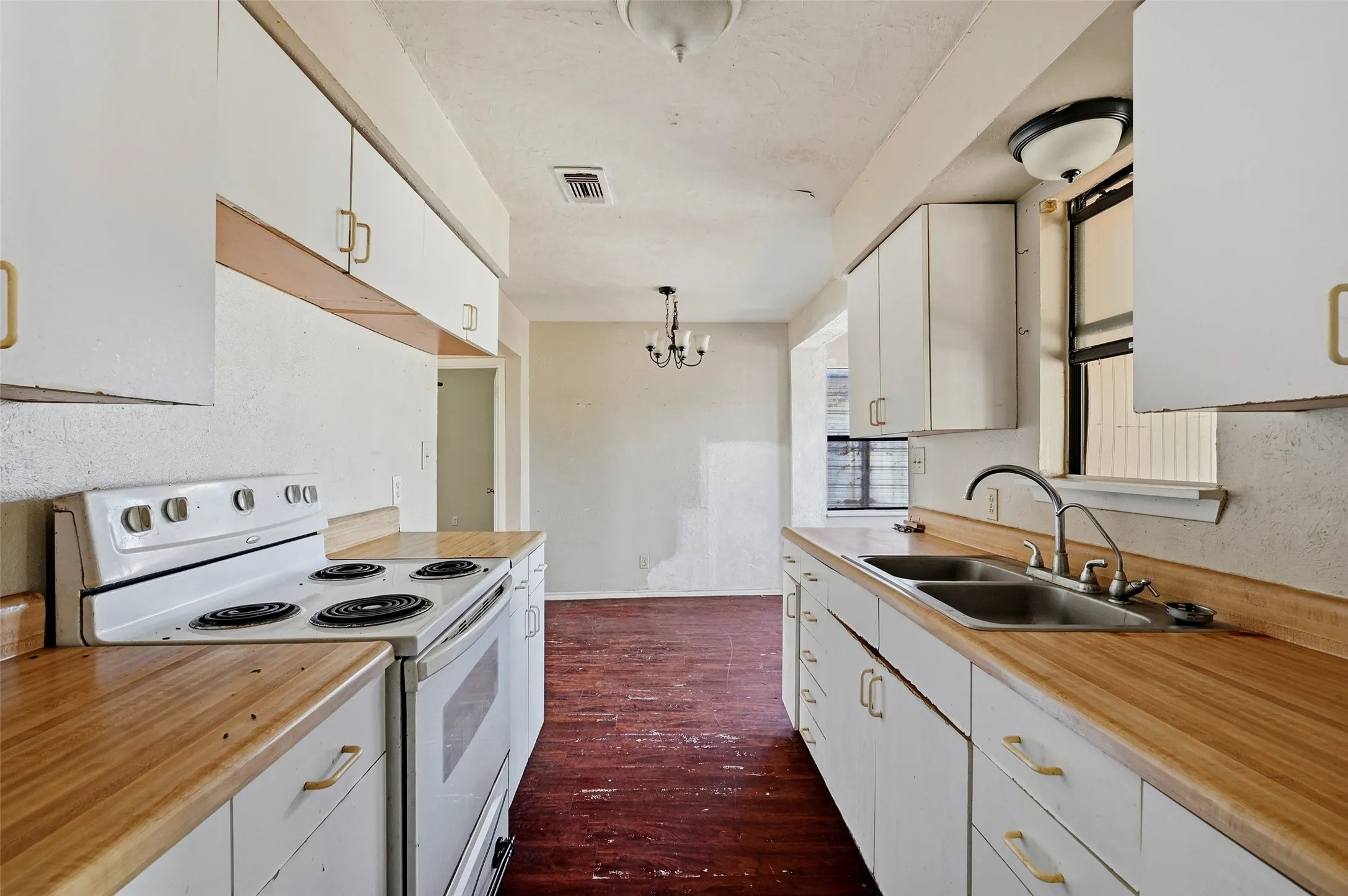 Single Family Residence For Sale in Grayson County , 113 Willow Drive, Pottsboro, Texas 75076, 2 Bedroom, 2 Bathroom, 2 Garage spaces, 894 Sqft, built in 1982, mls#21406877, Real Estate Agent in Pottsboro, Homes For Sale in Grayson county, Homes For Sale in Pottsboro, Realtor in Pottsboro Texas, Real Estate Brokerage Independent Realty Texas, Luminita Cordes Realtor