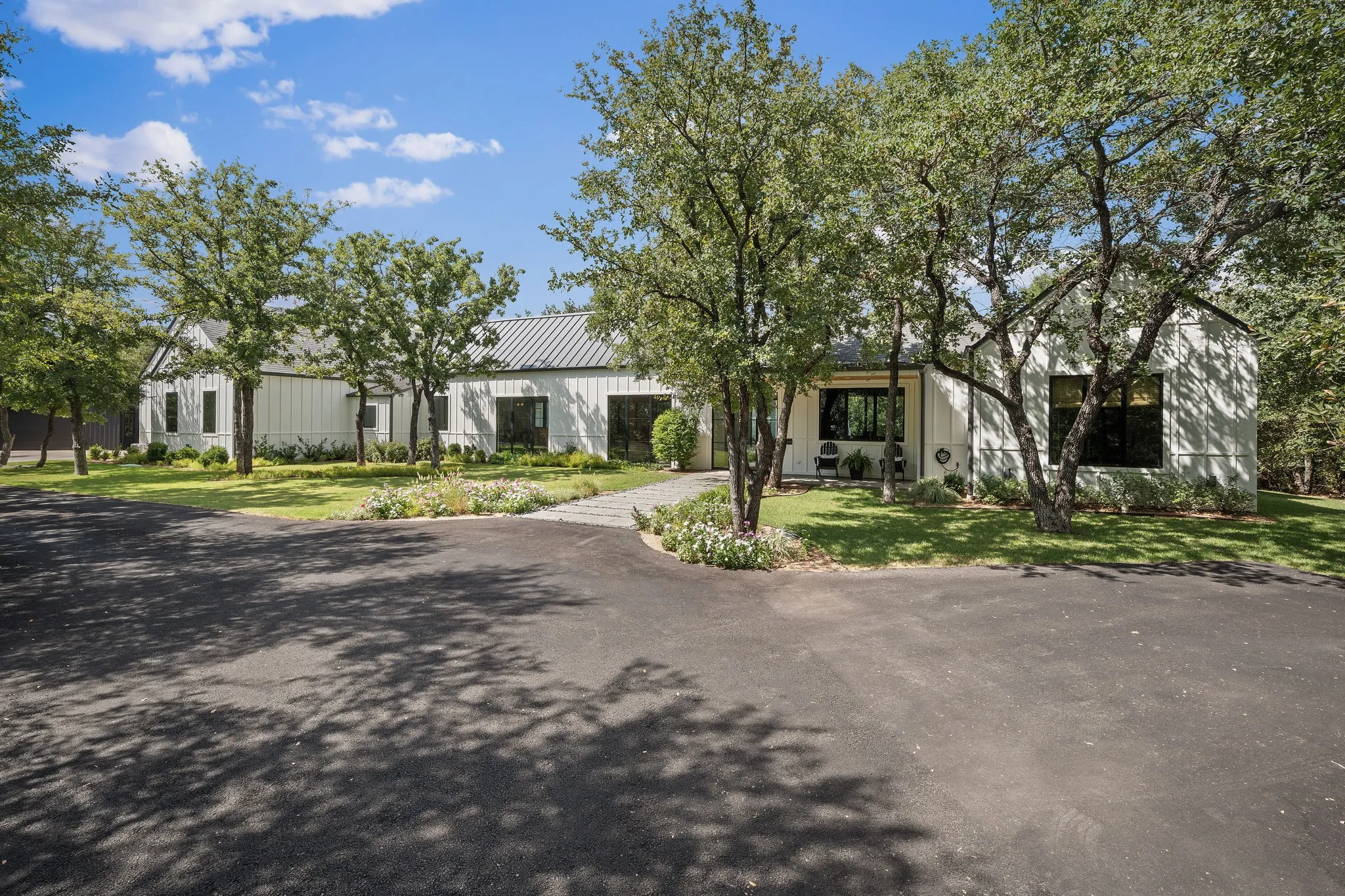 Single Family Residence For Sale in Young County , 111 Fawn Trail Circle, Graham, Texas 76450, 4 Bedroom, 4 Bathroom, 4 Garage spaces, 3,395 Sqft, built in 2020, mls#21394977, Real Estate Agent in Graham, Homes For Sale in Young county, Homes For Sale in Graham, Realtor in Graham Texas, Real Estate Brokerage Independent Realty Texas, Luminita Cordes Realtor