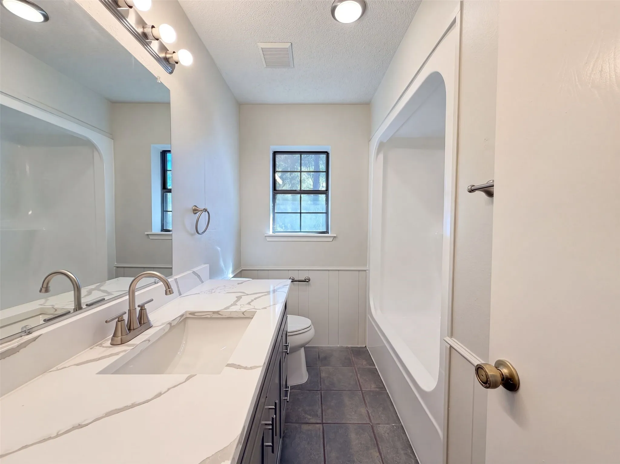 Single Family Residence For Sale in Kaufman County , 15830 Hilltop Drive, Kemp, Texas 75143, 4 Bedroom, 3 Bathroom, 2 Garage spaces, 1,903 Sqft, built in 1984, mls#21407357, Real Estate Agent in Kemp, Homes For Sale in Kaufman county, Homes For Sale in Kemp, Realtor in Kemp Texas, Real Estate Brokerage Independent Realty Texas, Luminita Cordes Realtor