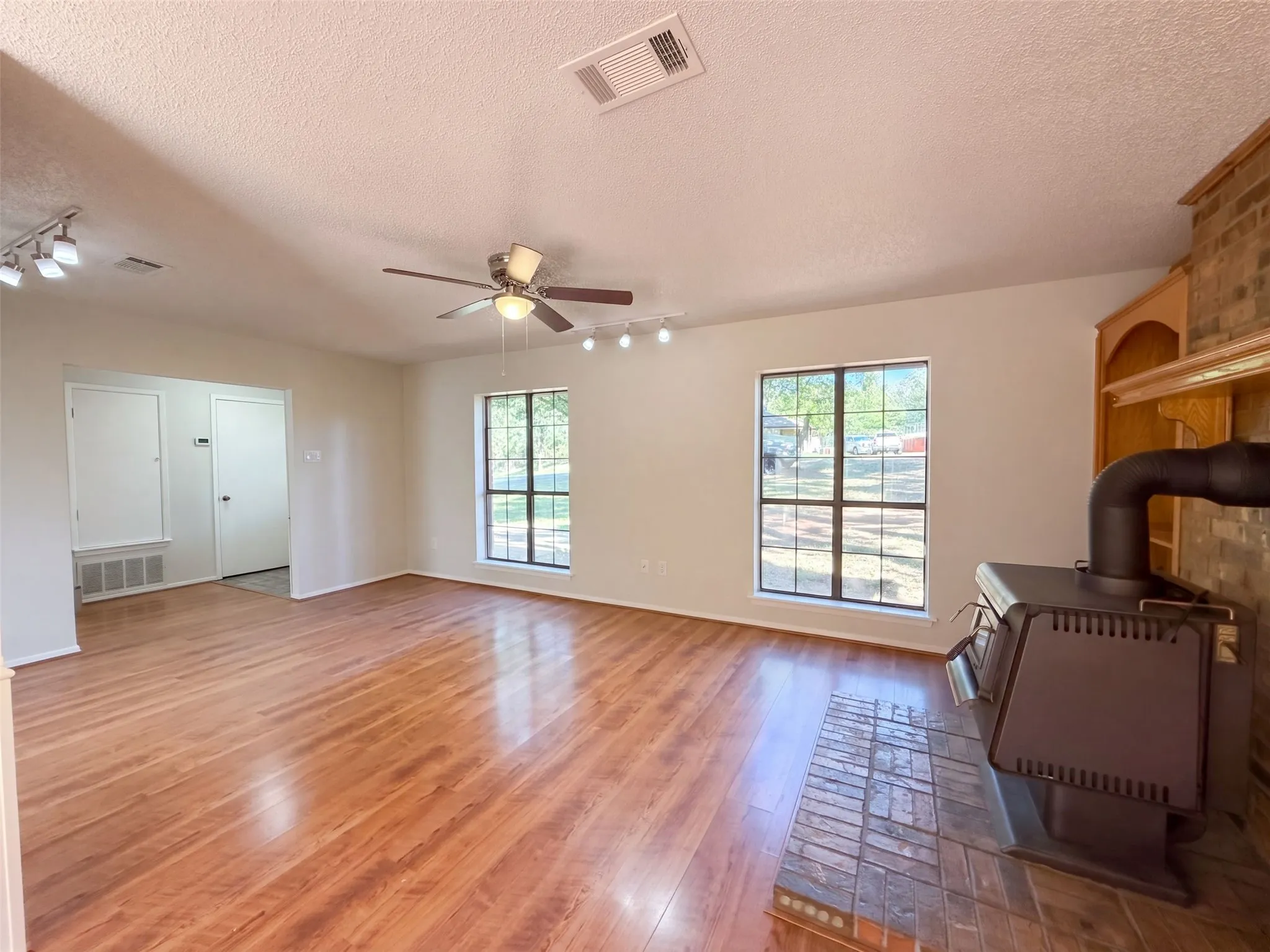 Single Family Residence For Sale in Kaufman County , 15830 Hilltop Drive, Kemp, Texas 75143, 4 Bedroom, 3 Bathroom, 2 Garage spaces, 1,903 Sqft, built in 1984, mls#21407357, Real Estate Agent in Kemp, Homes For Sale in Kaufman county, Homes For Sale in Kemp, Realtor in Kemp Texas, Real Estate Brokerage Independent Realty Texas, Luminita Cordes Realtor