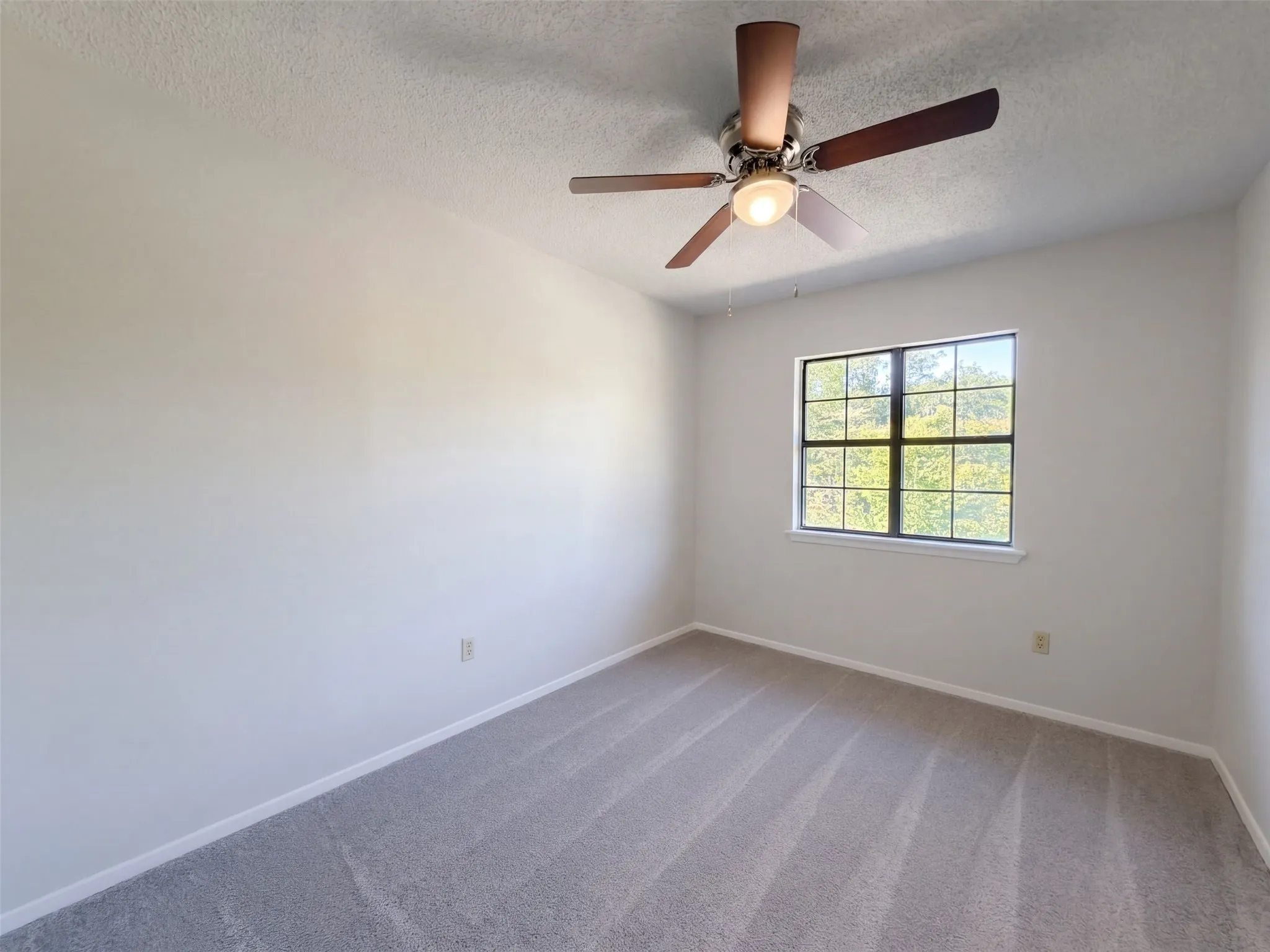 Single Family Residence For Sale in Kaufman County , 15830 Hilltop Drive, Kemp, Texas 75143, 4 Bedroom, 3 Bathroom, 2 Garage spaces, 1,903 Sqft, built in 1984, mls#21407357, Real Estate Agent in Kemp, Homes For Sale in Kaufman county, Homes For Sale in Kemp, Realtor in Kemp Texas, Real Estate Brokerage Independent Realty Texas, Luminita Cordes Realtor