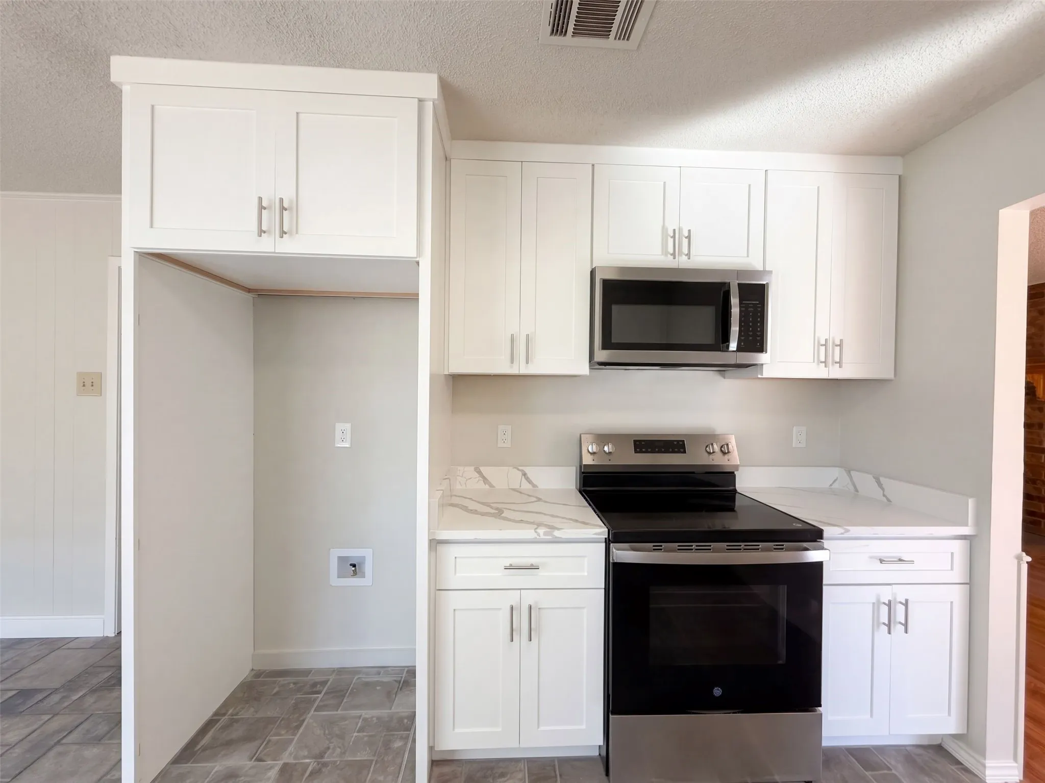 Single Family Residence For Sale in Kaufman County , 15830 Hilltop Drive, Kemp, Texas 75143, 4 Bedroom, 3 Bathroom, 2 Garage spaces, 1,903 Sqft, built in 1984, mls#21407357, Real Estate Agent in Kemp, Homes For Sale in Kaufman county, Homes For Sale in Kemp, Realtor in Kemp Texas, Real Estate Brokerage Independent Realty Texas, Luminita Cordes Realtor