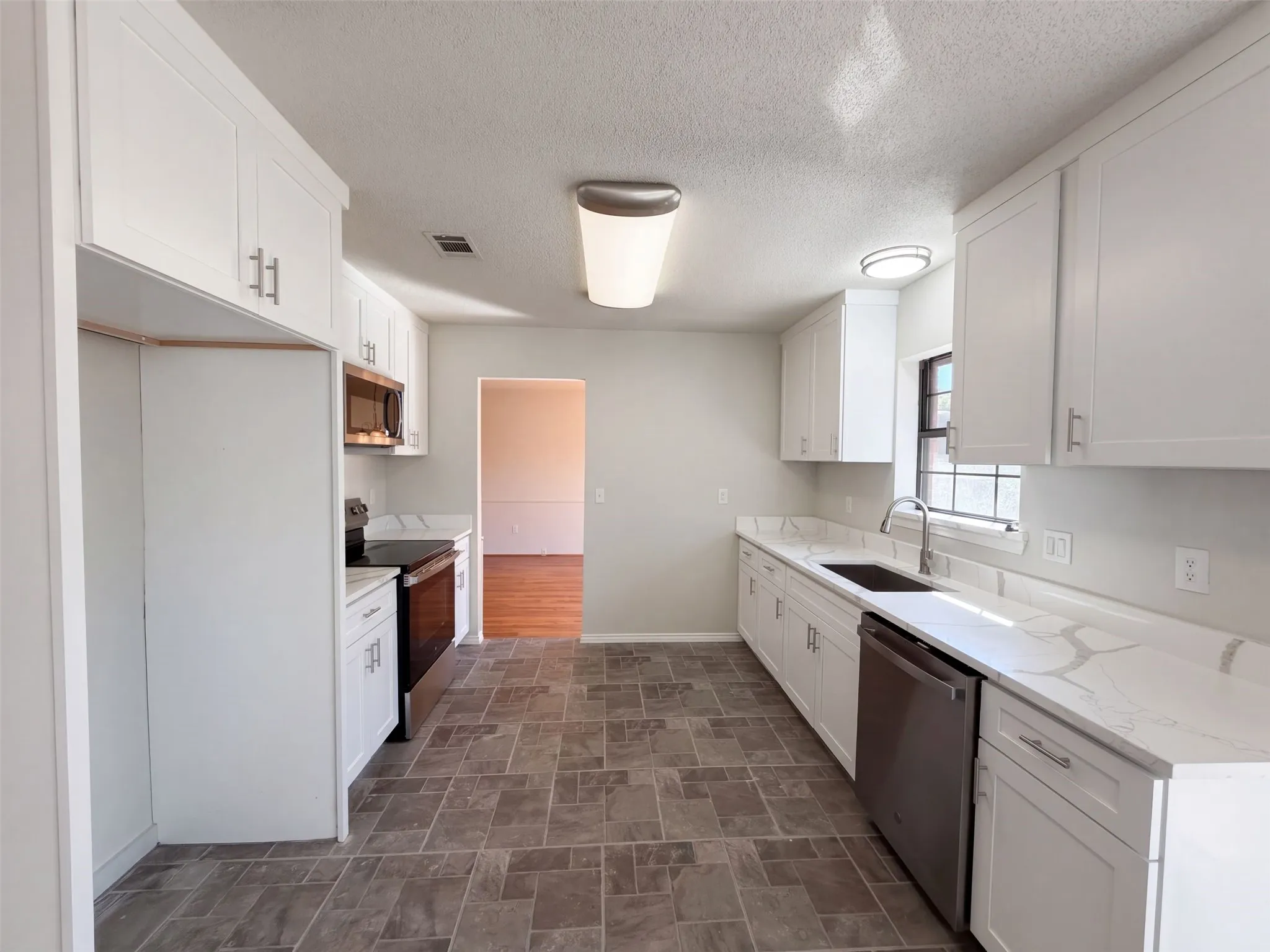 Single Family Residence For Sale in Kaufman County , 15830 Hilltop Drive, Kemp, Texas 75143, 4 Bedroom, 3 Bathroom, 2 Garage spaces, 1,903 Sqft, built in 1984, mls#21407357, Real Estate Agent in Kemp, Homes For Sale in Kaufman county, Homes For Sale in Kemp, Realtor in Kemp Texas, Real Estate Brokerage Independent Realty Texas, Luminita Cordes Realtor