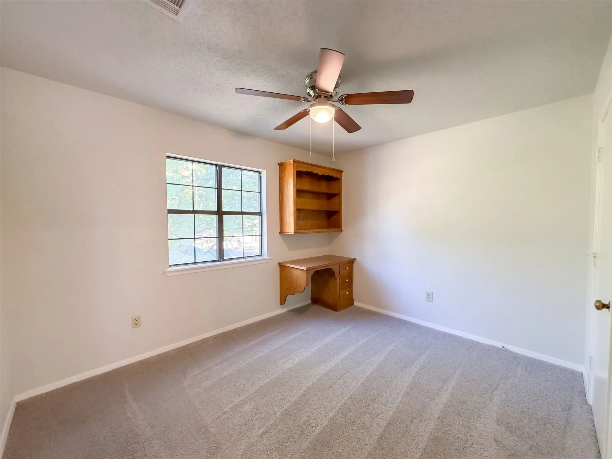Single Family Residence For Sale in Kaufman County , 15830 Hilltop Drive, Kemp, Texas 75143, 4 Bedroom, 3 Bathroom, 2 Garage spaces, 1,903 Sqft, built in 1984, mls#21407357, Real Estate Agent in Kemp, Homes For Sale in Kaufman county, Homes For Sale in Kemp, Realtor in Kemp Texas, Real Estate Brokerage Independent Realty Texas, Luminita Cordes Realtor