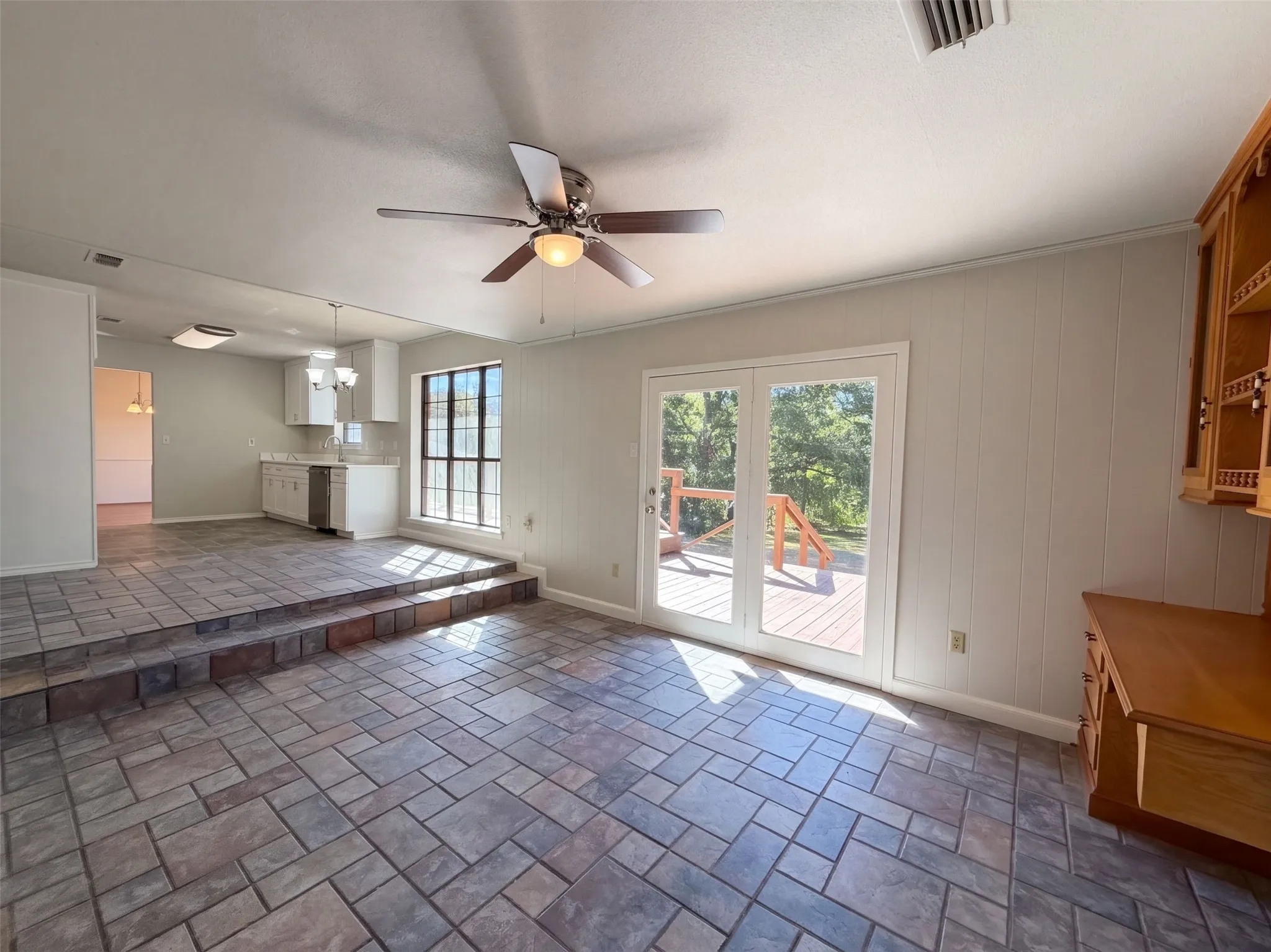Single Family Residence For Sale in Kaufman County , 15830 Hilltop Drive, Kemp, Texas 75143, 4 Bedroom, 3 Bathroom, 2 Garage spaces, 1,903 Sqft, built in 1984, mls#21407357, Real Estate Agent in Kemp, Homes For Sale in Kaufman county, Homes For Sale in Kemp, Realtor in Kemp Texas, Real Estate Brokerage Independent Realty Texas, Luminita Cordes Realtor