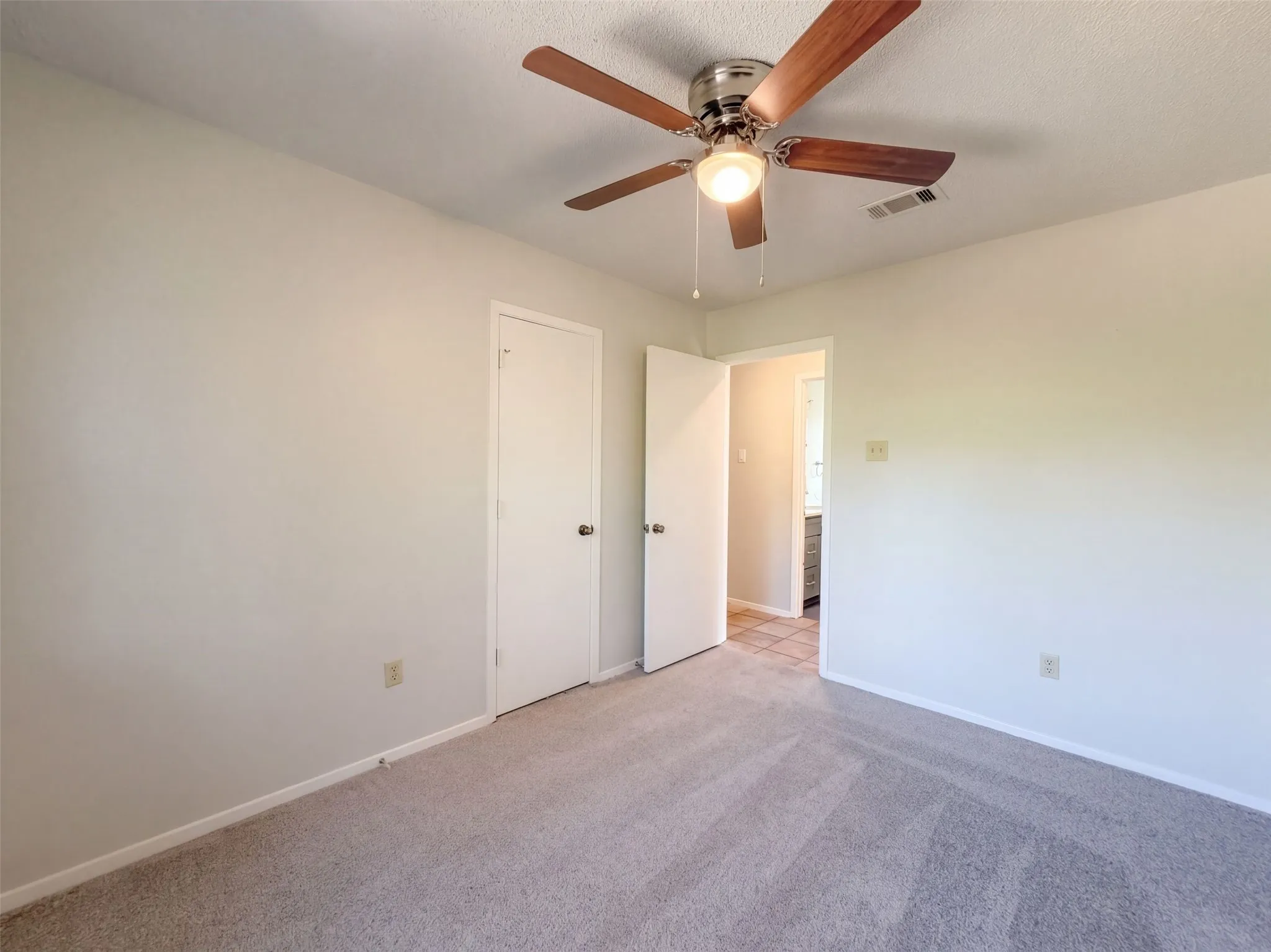 Single Family Residence For Sale in Kaufman County , 15830 Hilltop Drive, Kemp, Texas 75143, 4 Bedroom, 3 Bathroom, 2 Garage spaces, 1,903 Sqft, built in 1984, mls#21407357, Real Estate Agent in Kemp, Homes For Sale in Kaufman county, Homes For Sale in Kemp, Realtor in Kemp Texas, Real Estate Brokerage Independent Realty Texas, Luminita Cordes Realtor
