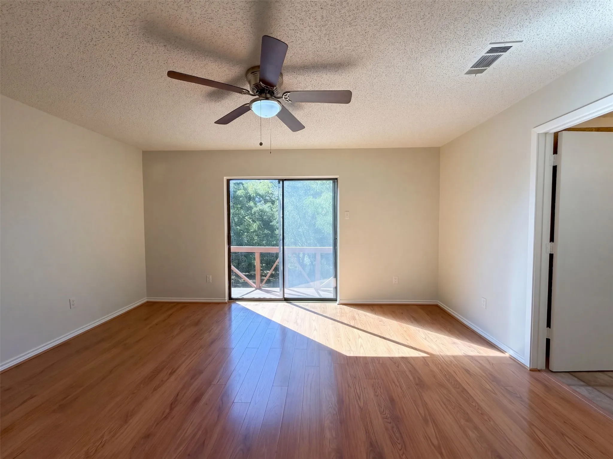 Single Family Residence For Sale in Kaufman County , 15830 Hilltop Drive, Kemp, Texas 75143, 4 Bedroom, 3 Bathroom, 2 Garage spaces, 1,903 Sqft, built in 1984, mls#21407357, Real Estate Agent in Kemp, Homes For Sale in Kaufman county, Homes For Sale in Kemp, Realtor in Kemp Texas, Real Estate Brokerage Independent Realty Texas, Luminita Cordes Realtor