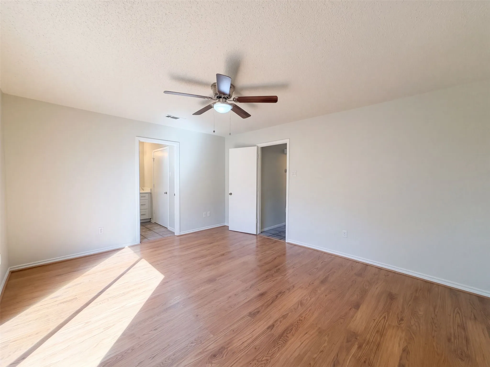 Single Family Residence For Sale in Kaufman County , 15830 Hilltop Drive, Kemp, Texas 75143, 4 Bedroom, 3 Bathroom, 2 Garage spaces, 1,903 Sqft, built in 1984, mls#21407357, Real Estate Agent in Kemp, Homes For Sale in Kaufman county, Homes For Sale in Kemp, Realtor in Kemp Texas, Real Estate Brokerage Independent Realty Texas, Luminita Cordes Realtor