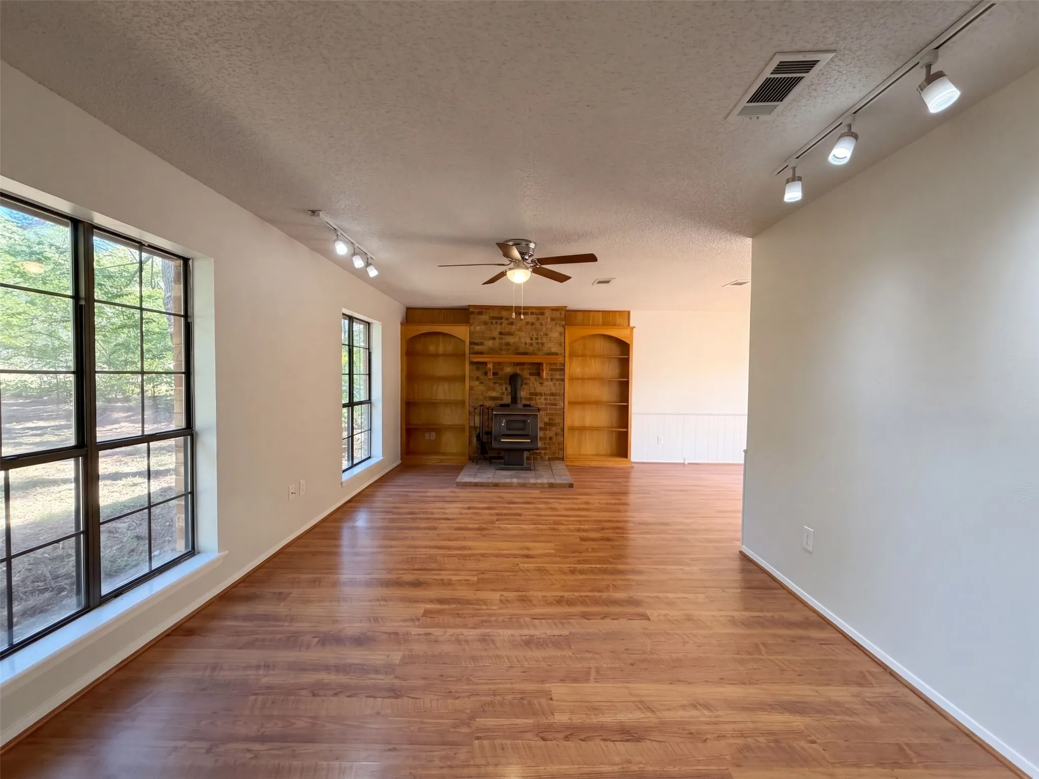 Single Family Residence For Sale in Kaufman County , 15830 Hilltop Drive, Kemp, Texas 75143, 4 Bedroom, 3 Bathroom, 2 Garage spaces, 1,903 Sqft, built in 1984, mls#21407357, Real Estate Agent in Kemp, Homes For Sale in Kaufman county, Homes For Sale in Kemp, Realtor in Kemp Texas, Real Estate Brokerage Independent Realty Texas, Luminita Cordes Realtor