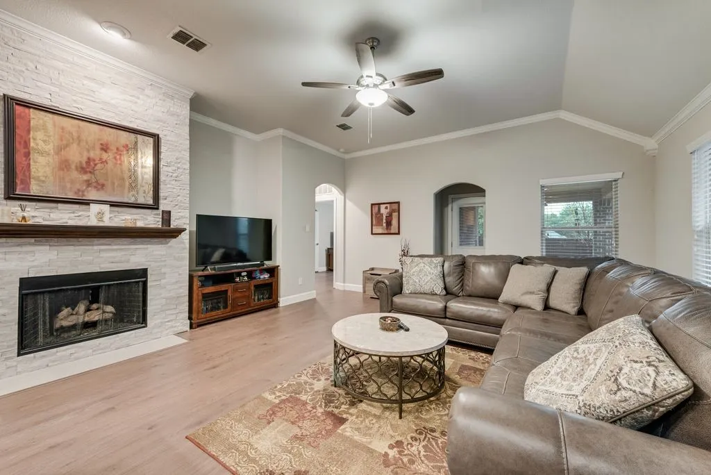 Single Family Residence For Sale in Collin County , 905 Park Place Lane, Mc Kinney, Texas 75071, 3 Bedroom, 2 Bathroom, 2 Garage spaces, 2,081 Sqft, built in 2013, mls#21393298, Real Estate Agent in Mc Kinney, Homes For Sale in Collin county, Homes For Sale in Mc Kinney, Realtor in Mc Kinney Texas, Real Estate Brokerage Independent Realty Texas, Luminita Cordes Realtor