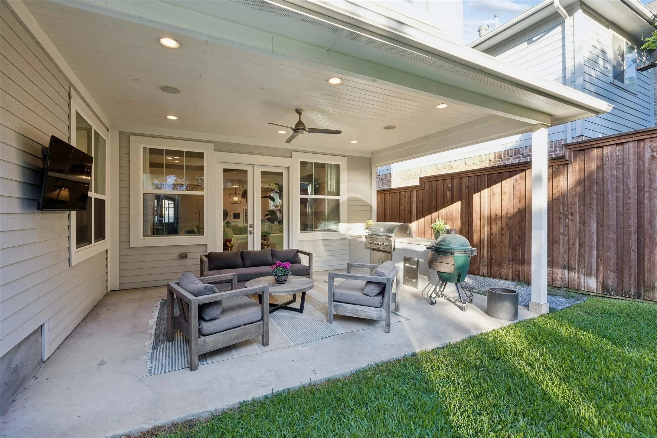 Covered rear patio with built in grill.