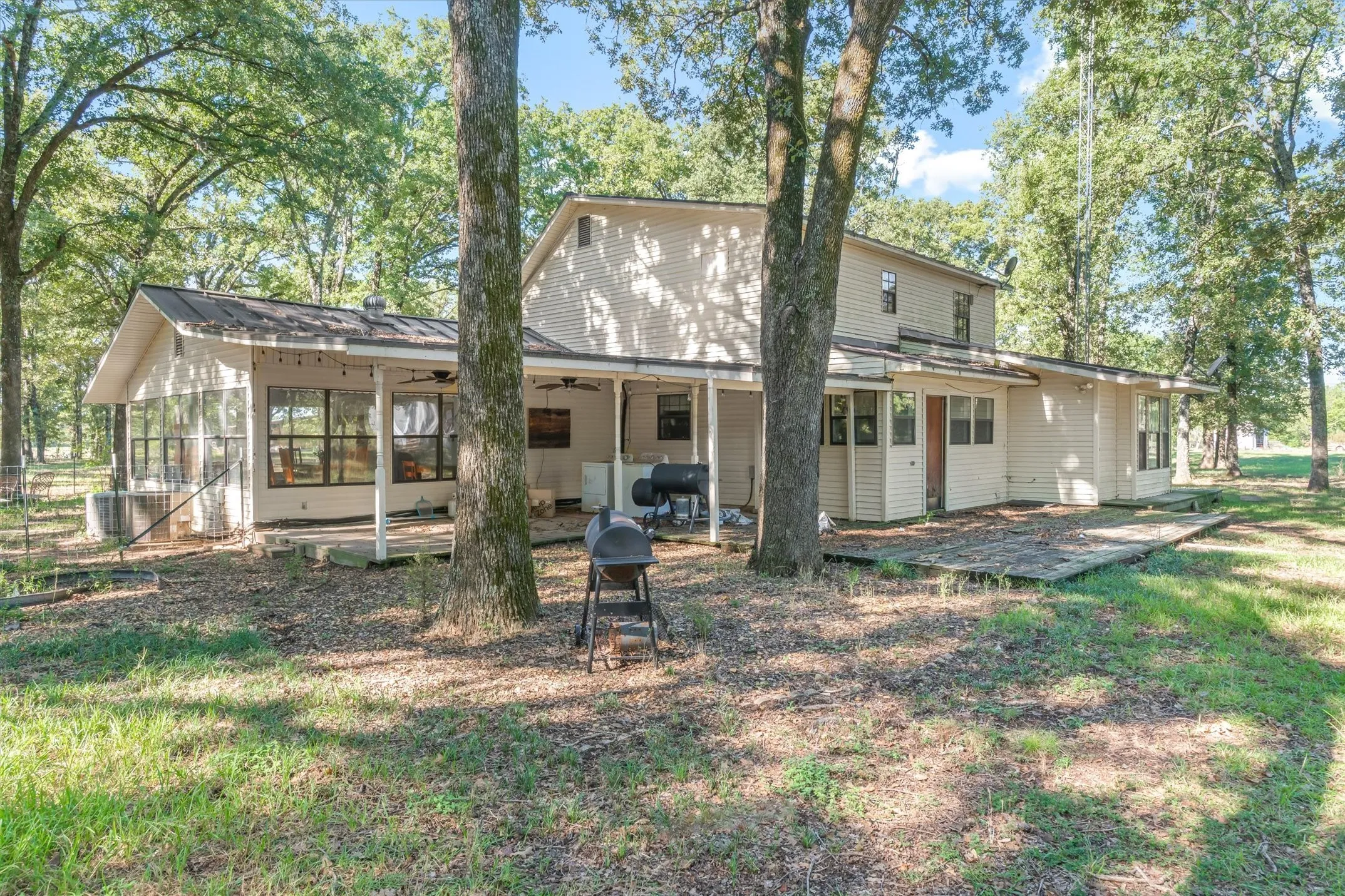 Farm For Sale in Van Zandt County , 753 Vz County Road 3617, Edgewood, Texas 75117, 3 Bedroom, 3 Bathroom, 2 Garage spaces, 2,478 Sqft, built in 1980, mls#21405864, Real Estate Agent in Edgewood, Homes For Sale in Van Zandt county, Homes For Sale in Edgewood, Realtor in Edgewood Texas, Real Estate Brokerage Independent Realty Texas, Luminita Cordes Realtor