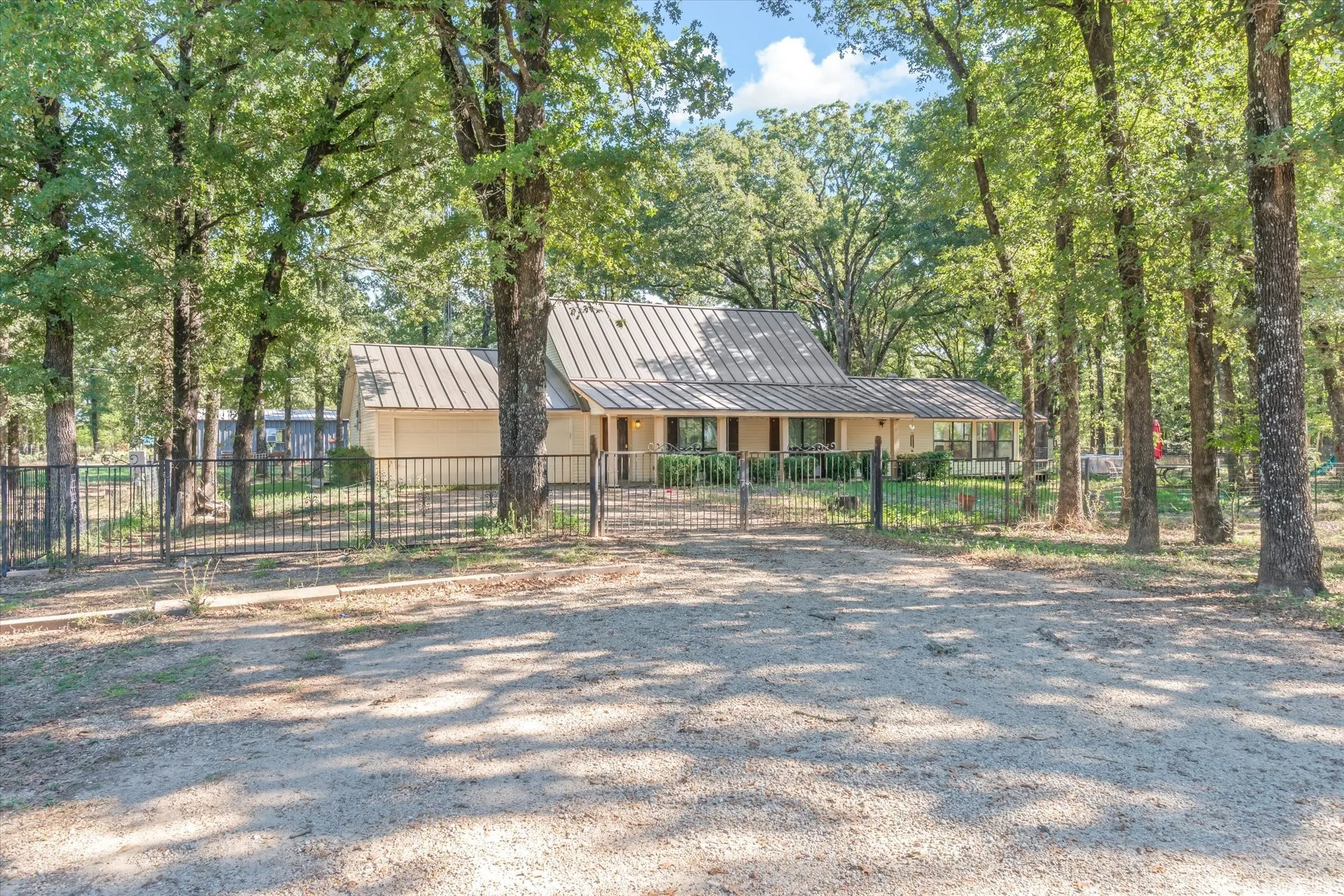 Farm For Sale in Van Zandt County , 753 Vz County Road 3617, Edgewood, Texas 75117, 3 Bedroom, 3 Bathroom, 2 Garage spaces, 2,478 Sqft, built in 1980, mls#21405864, Real Estate Agent in Edgewood, Homes For Sale in Van Zandt county, Homes For Sale in Edgewood, Realtor in Edgewood Texas, Real Estate Brokerage Independent Realty Texas, Luminita Cordes Realtor