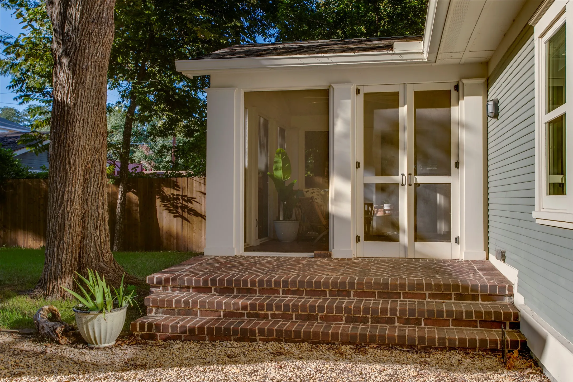 Single Family Residence For Sale in Dallas County , 111 S Rosemont Avenue, Dallas, Texas 75208, 4 Bedroom, 3 Bathroom, Garage spaces, 2,896 Sqft, built in 1917, mls#21405512, Real Estate Agent in Dallas, Homes For Sale in Dallas county, Homes For Sale in Dallas, Realtor in Dallas Texas, Real Estate Brokerage Independent Realty Texas, Luminita Cordes Realtor