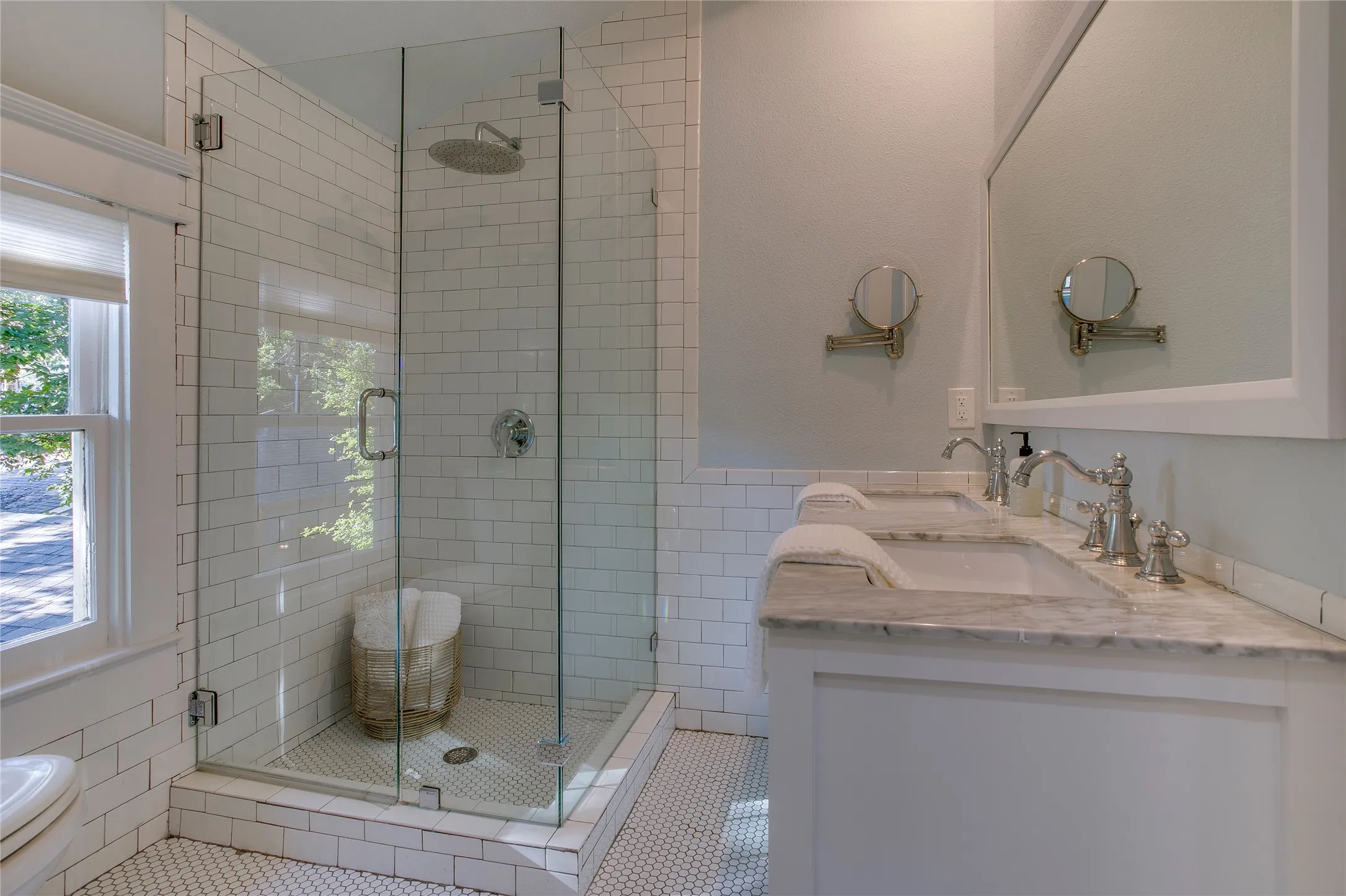 Single Family Residence For Sale in Dallas County , 111 S Rosemont Avenue, Dallas, Texas 75208, 4 Bedroom, 3 Bathroom, Garage spaces, 2,896 Sqft, built in 1917, mls#21405512, Real Estate Agent in Dallas, Homes For Sale in Dallas county, Homes For Sale in Dallas, Realtor in Dallas Texas, Real Estate Brokerage Independent Realty Texas, Luminita Cordes Realtor