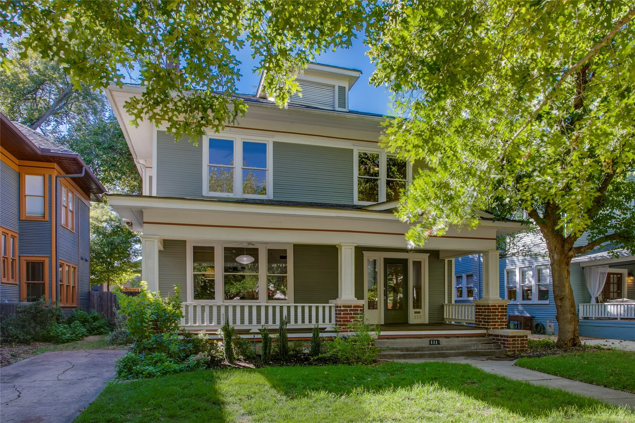 Single Family Residence For Sale in Dallas County , 111 S Rosemont Avenue, Dallas, Texas 75208, 4 Bedroom, 3 Bathroom, Garage spaces, 2,896 Sqft, built in 1917, mls#21405512, Real Estate Agent in Dallas, Homes For Sale in Dallas county, Homes For Sale in Dallas, Realtor in Dallas Texas, Real Estate Brokerage Independent Realty Texas, Luminita Cordes Realtor
