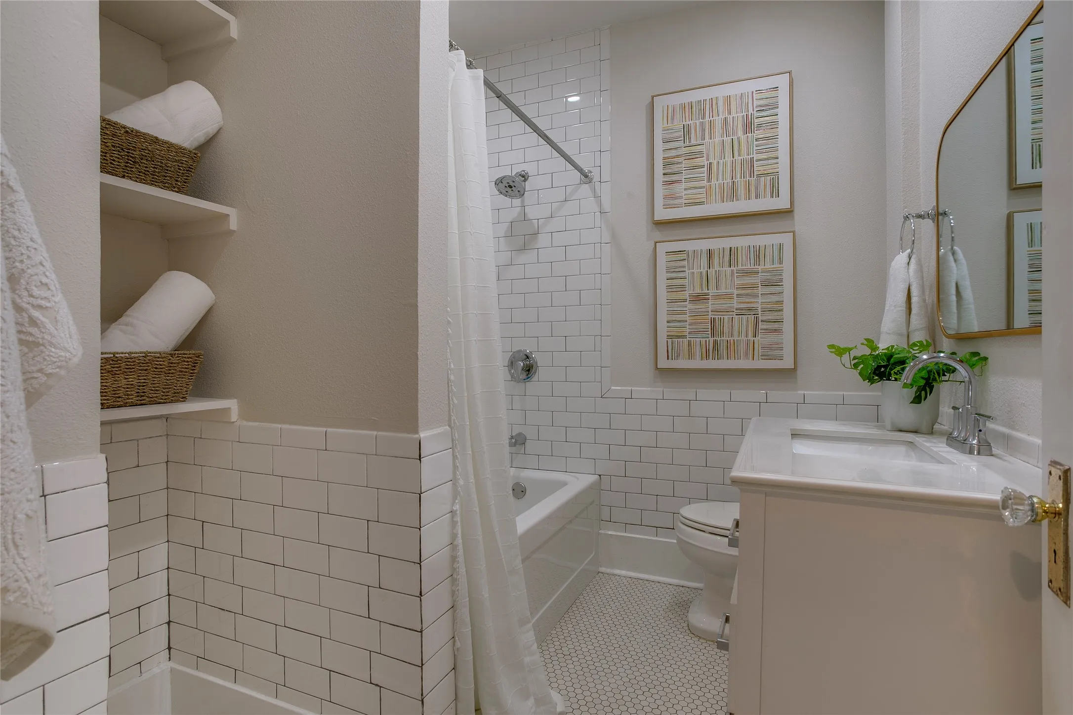 Upstairs hall bath with tub shower