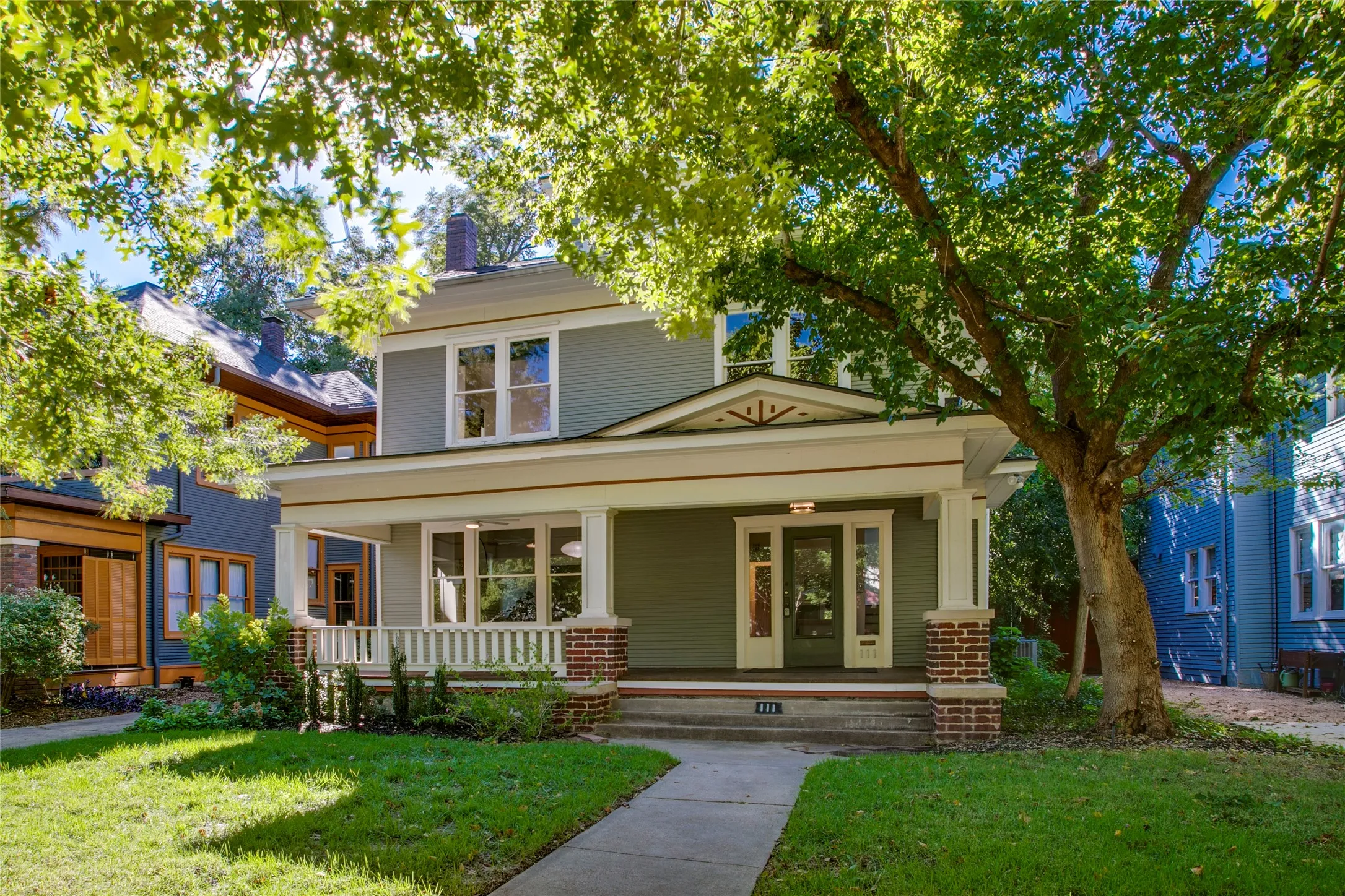 Single Family Residence For Sale in Dallas County , 111 S Rosemont Avenue, Dallas, Texas 75208, 4 Bedroom, 3 Bathroom, Garage spaces, 2,896 Sqft, built in 1917, mls#21405512, Real Estate Agent in Dallas, Homes For Sale in Dallas county, Homes For Sale in Dallas, Realtor in Dallas Texas, Real Estate Brokerage Independent Realty Texas, Luminita Cordes Realtor