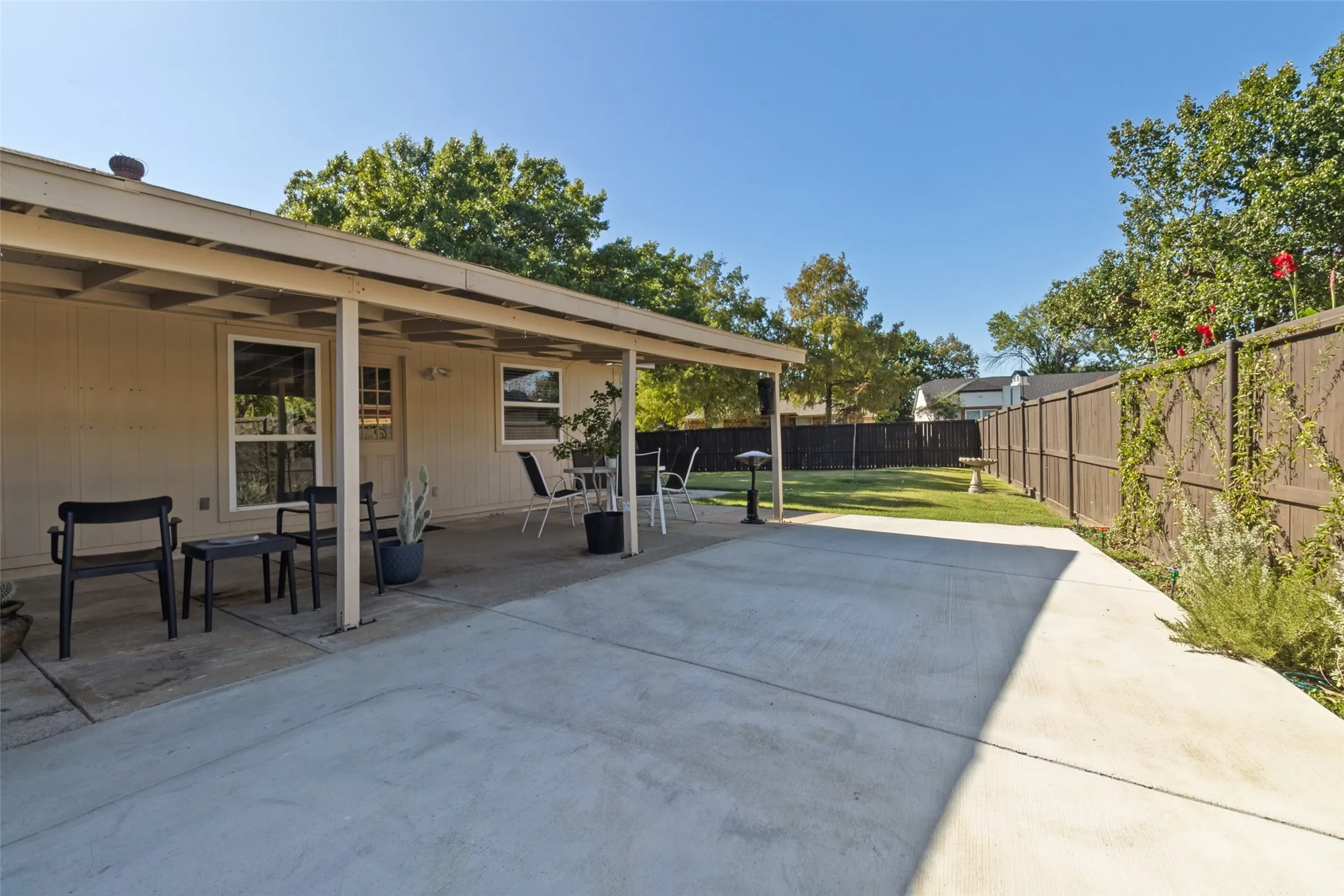 Single Family Residence For Sale in Dallas County , 2623 San Saba Street, Mesquite, Texas 75150, 3 Bedroom, 2 Bathroom, 2 Garage spaces, 1,456 Sqft, built in 1984, mls#21407330, Real Estate Agent in Mesquite, Homes For Sale in Dallas county, Homes For Sale in Mesquite, Realtor in Mesquite Texas, Real Estate Brokerage Independent Realty Texas, Luminita Cordes Realtor