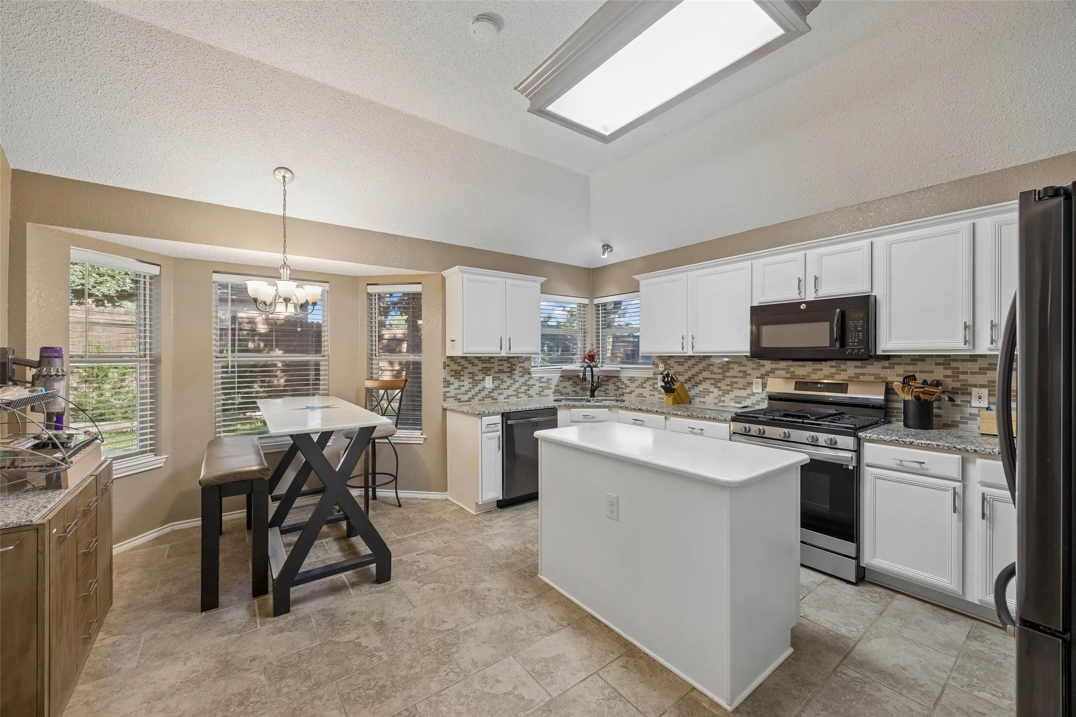 Single Family Residence For Sale in Tarrant County , 905 Forest Hollow Drive, Hurst, Texas 76053, 3 Bedroom, 2 Bathroom, 2 Garage spaces, 1,735 Sqft, built in 1999, mls#21397793, Real Estate Agent in Hurst, Homes For Sale in Tarrant county, Homes For Sale in Hurst, Realtor in Hurst Texas, Real Estate Brokerage Independent Realty Texas, Luminita Cordes Realtor