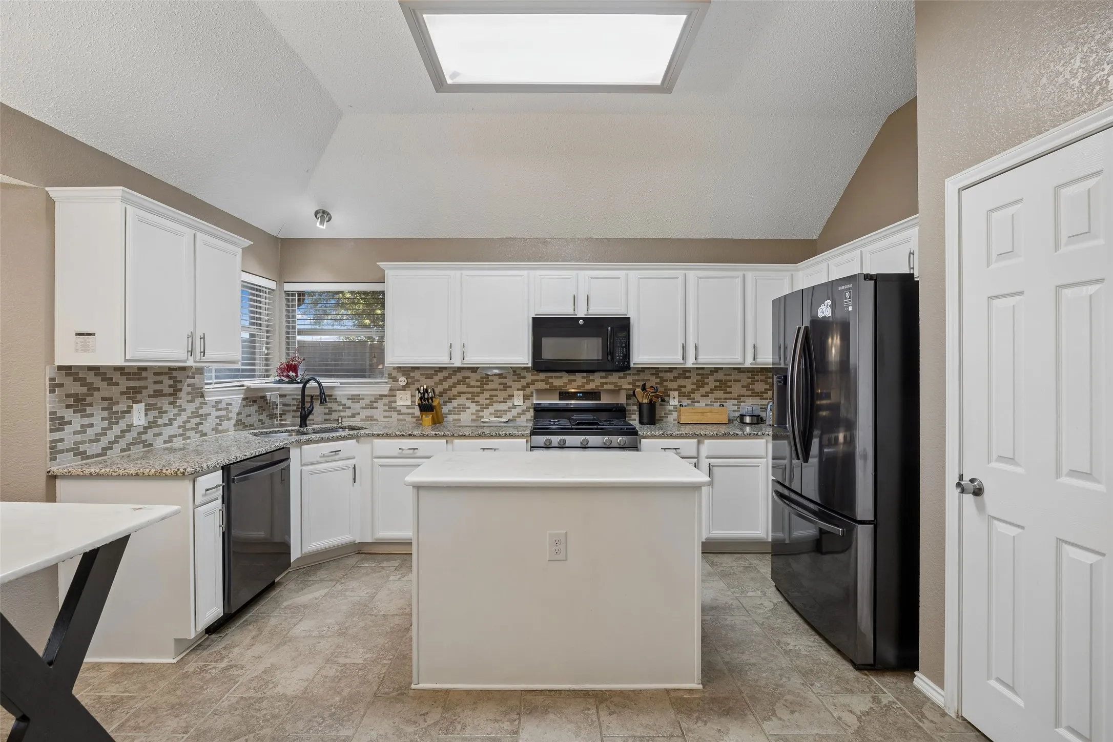 Single Family Residence For Sale in Tarrant County , 905 Forest Hollow Drive, Hurst, Texas 76053, 3 Bedroom, 2 Bathroom, 2 Garage spaces, 1,735 Sqft, built in 1999, mls#21397793, Real Estate Agent in Hurst, Homes For Sale in Tarrant county, Homes For Sale in Hurst, Realtor in Hurst Texas, Real Estate Brokerage Independent Realty Texas, Luminita Cordes Realtor