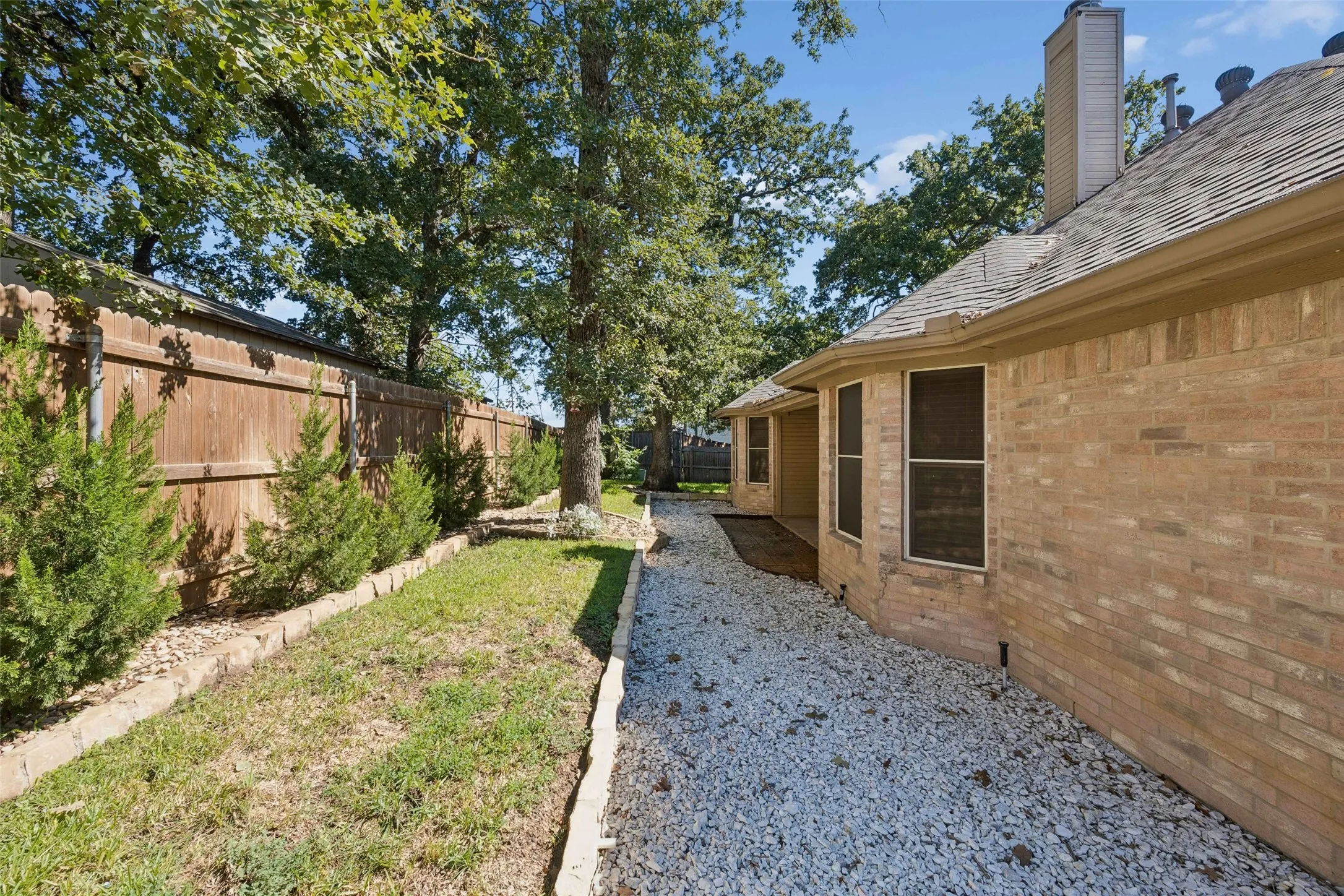 Single Family Residence For Sale in Tarrant County , 905 Forest Hollow Drive, Hurst, Texas 76053, 3 Bedroom, 2 Bathroom, 2 Garage spaces, 1,735 Sqft, built in 1999, mls#21397793, Real Estate Agent in Hurst, Homes For Sale in Tarrant county, Homes For Sale in Hurst, Realtor in Hurst Texas, Real Estate Brokerage Independent Realty Texas, Luminita Cordes Realtor