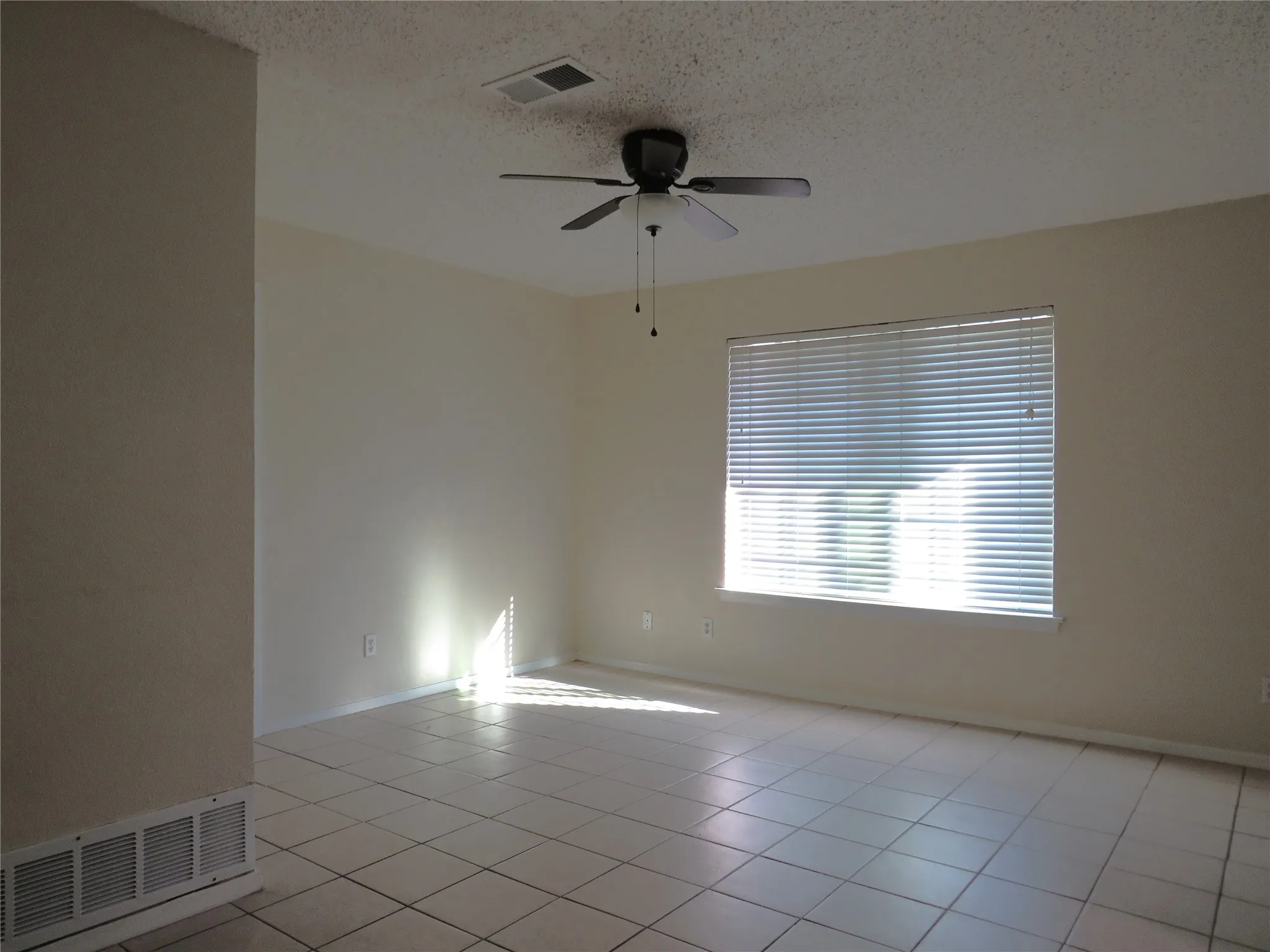 Duplex For Rent in Denton County , 2500 Bowling Green Street B, Denton, Texas 76201, 2 Bedroom, 2 Bathroom, Garage spaces, 1,311 Sqft, built in 1975, mls#21407400, Real Estate Agent in Denton, Homes For Rent in Denton county, Homes For Rent in Denton, Realtor in Denton Texas, Real Estate Brokerage Independent Realty Texas, Luminita Cordes Realtor