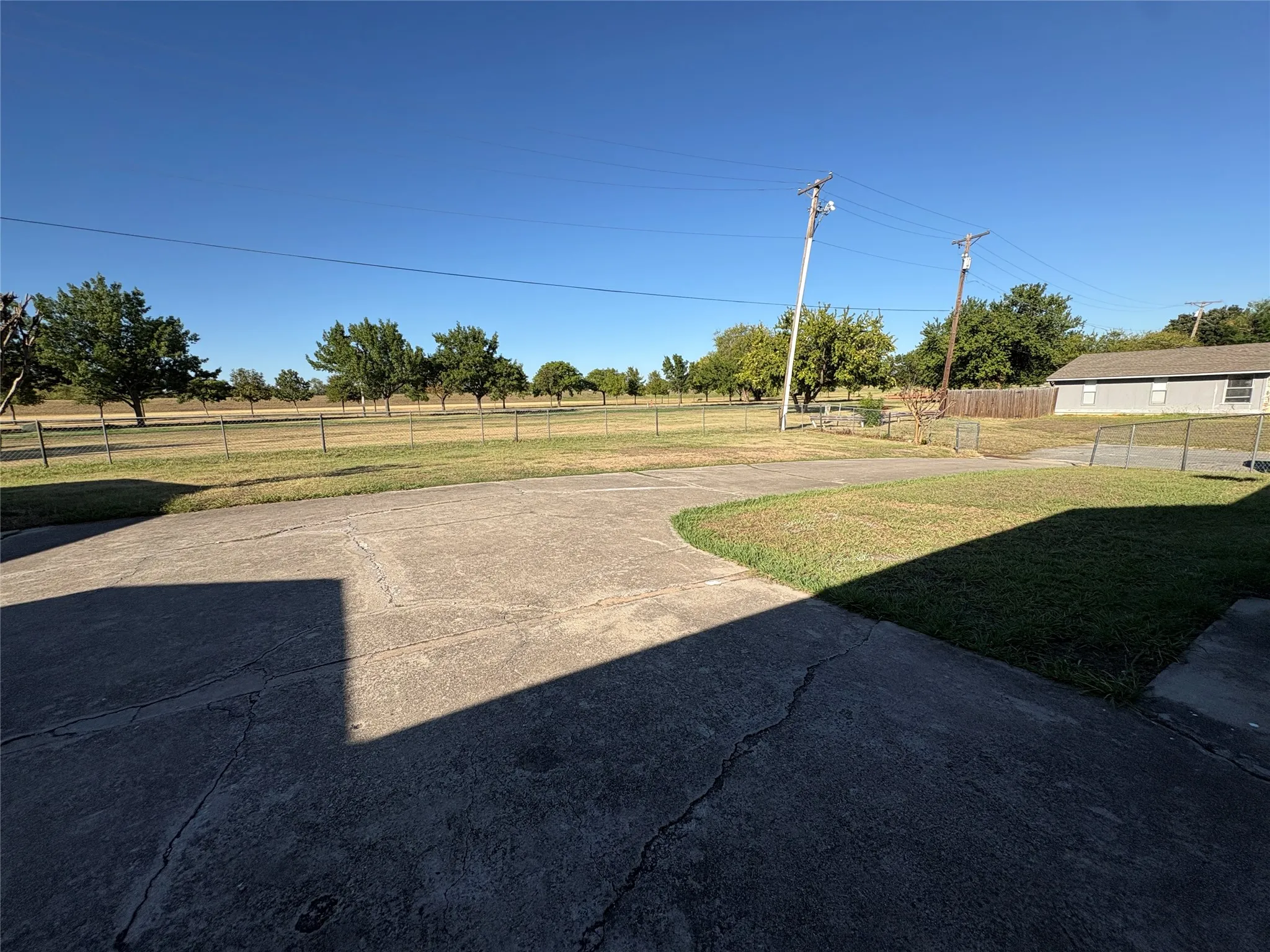 Duplex For Rent in Denton County , 2500 Bowling Green Street B, Denton, Texas 76201, 2 Bedroom, 2 Bathroom, Garage spaces, 1,311 Sqft, built in 1975, mls#21407400, Real Estate Agent in Denton, Homes For Rent in Denton county, Homes For Rent in Denton, Realtor in Denton Texas, Real Estate Brokerage Independent Realty Texas, Luminita Cordes Realtor