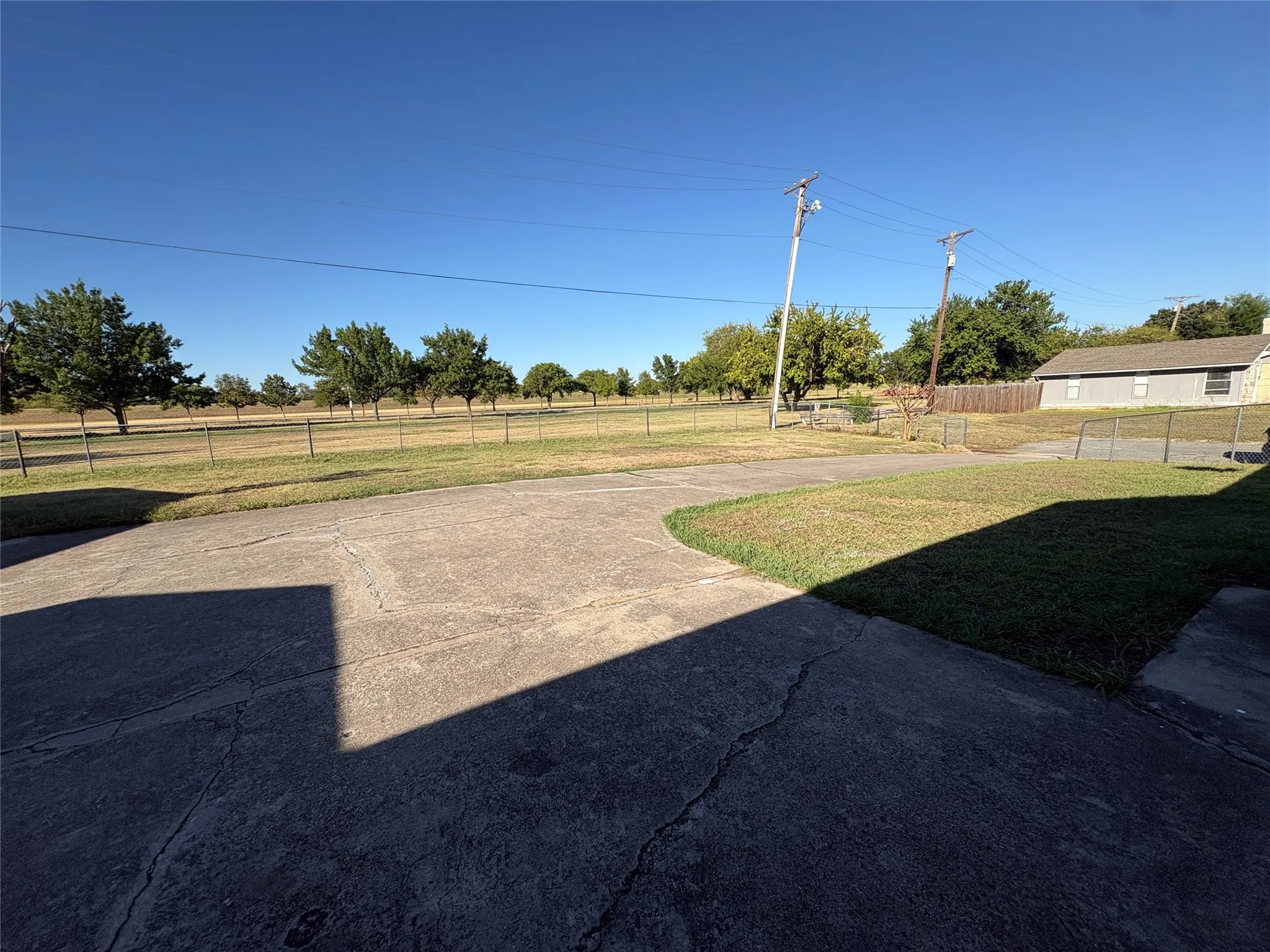 Duplex For Rent in Denton County , 2500 Bowling Green Street B, Denton, Texas 76201, 2 Bedroom, 2 Bathroom, Garage spaces, 1,311 Sqft, built in 1975, mls#21407400, Real Estate Agent in Denton, Homes For Rent in Denton county, Homes For Rent in Denton, Realtor in Denton Texas, Real Estate Brokerage Independent Realty Texas, Luminita Cordes Realtor
