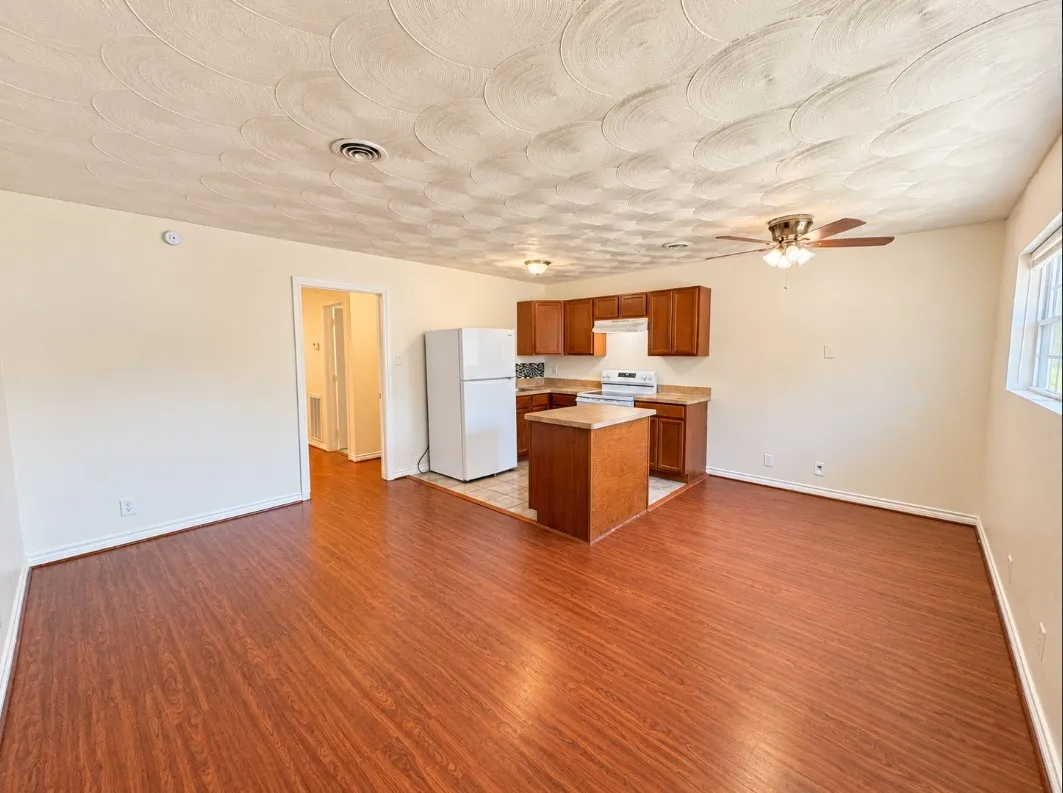 Quadruplex For Rent in Tarrant County , 211 Skyway Drive 8, Euless, Texas 76040, 1 Bedroom, 1 Bathroom, Garage spaces, 530 Sqft, built in 1963, mls#21407297, Real Estate Agent in Euless, Homes For Rent in Tarrant county, Homes For Rent in Euless, Realtor in Euless Texas, Real Estate Brokerage Independent Realty Texas, Luminita Cordes Realtor