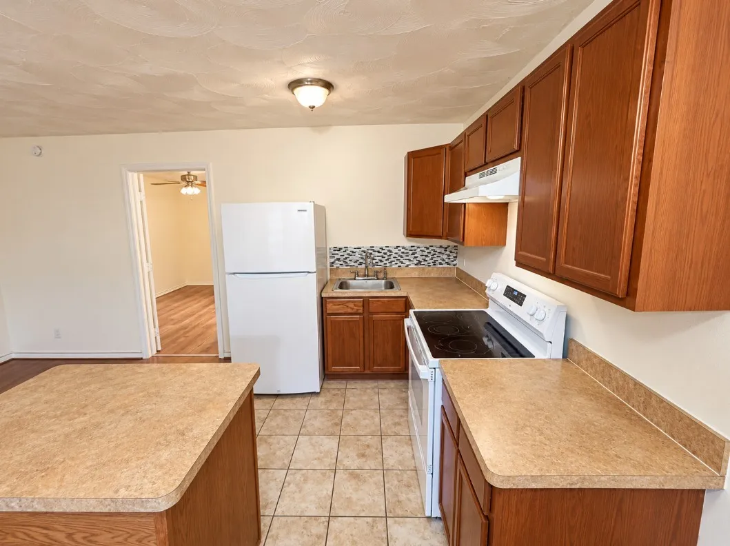 Quadruplex For Rent in Tarrant County , 211 Skyway Drive 8, Euless, Texas 76040, 1 Bedroom, 1 Bathroom, Garage spaces, 530 Sqft, built in 1963, mls#21407297, Real Estate Agent in Euless, Homes For Rent in Tarrant county, Homes For Rent in Euless, Realtor in Euless Texas, Real Estate Brokerage Independent Realty Texas, Luminita Cordes Realtor